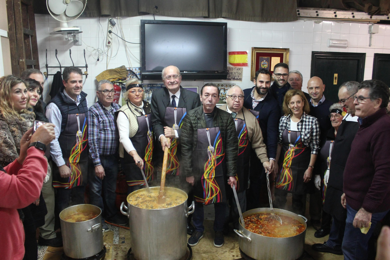 Autoridades y personalidades de la ciudad remueven las ollas de berzas en la peña Cortijo de Torre.
