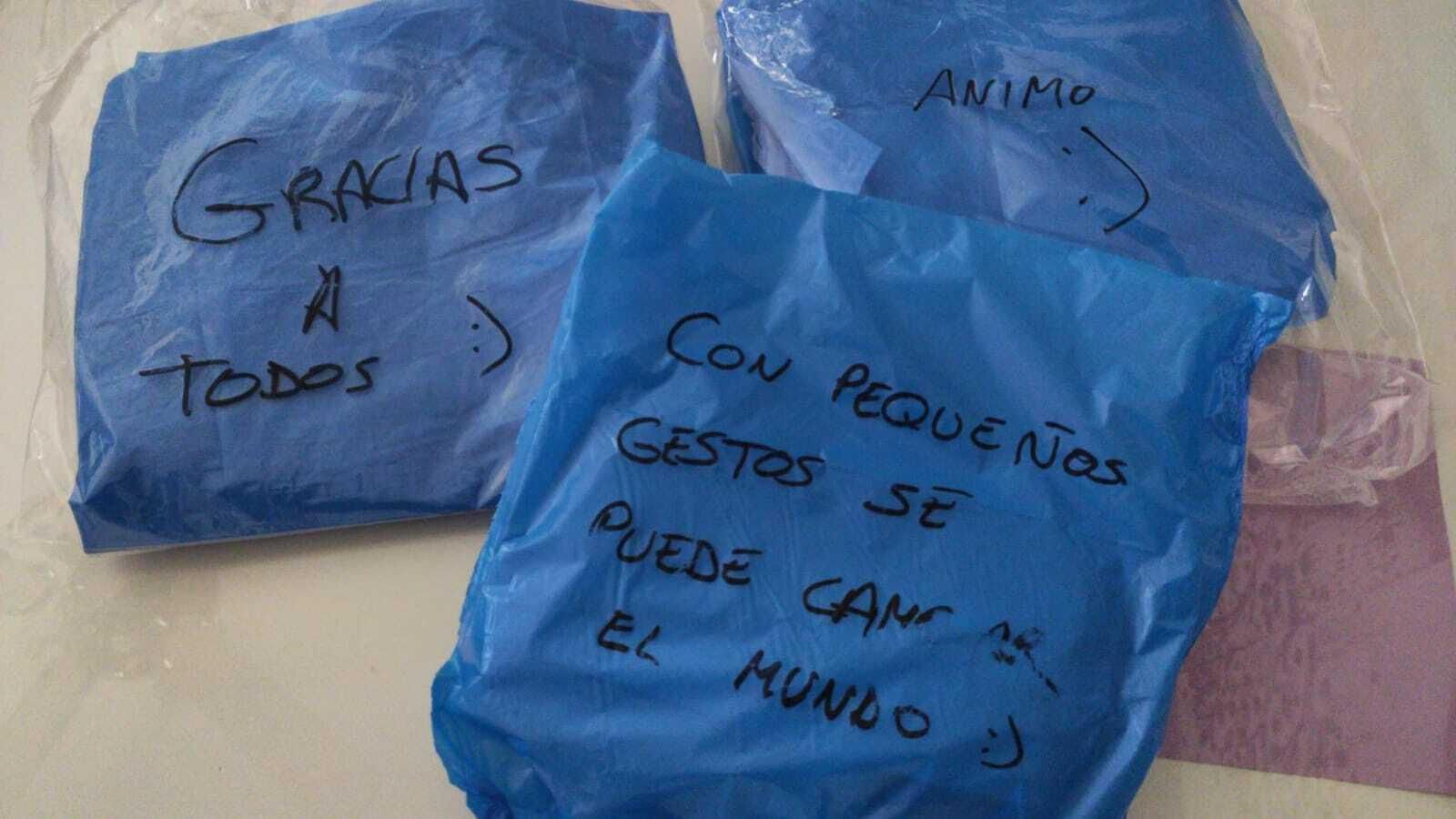 Mascarillas envueltas de mensajes de gratitud y esperanza Mascarillas envueltas de mensajes de gratitud y esperanza