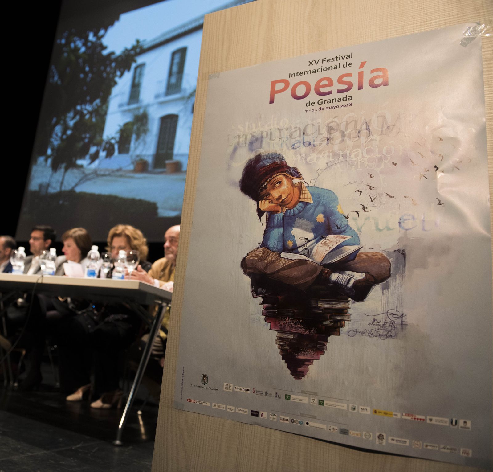 Nuevo escenario para la inauguración. El Centro Lorca acogió ayer la inauguración de la décimo quinta edición del Festival Internacional de Poesía, que contó con la asistencia del alcalde de Granada, Natasha Tretheway, Juan Felipe Herrera, Cayetana Guillén Cuervo y Carmen Linares.