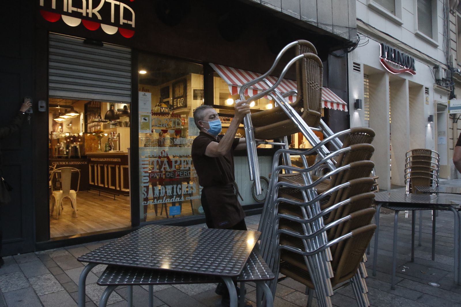 La primera tarde de cierre de bares y comercio en Córdoba, en fotografías