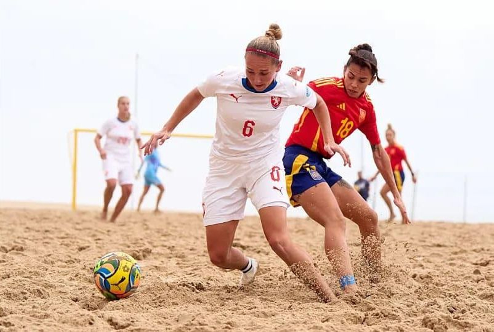 La almeriense Pilar presiona a una rival durante el encuentro frente a República Checa de la segunda jornada.