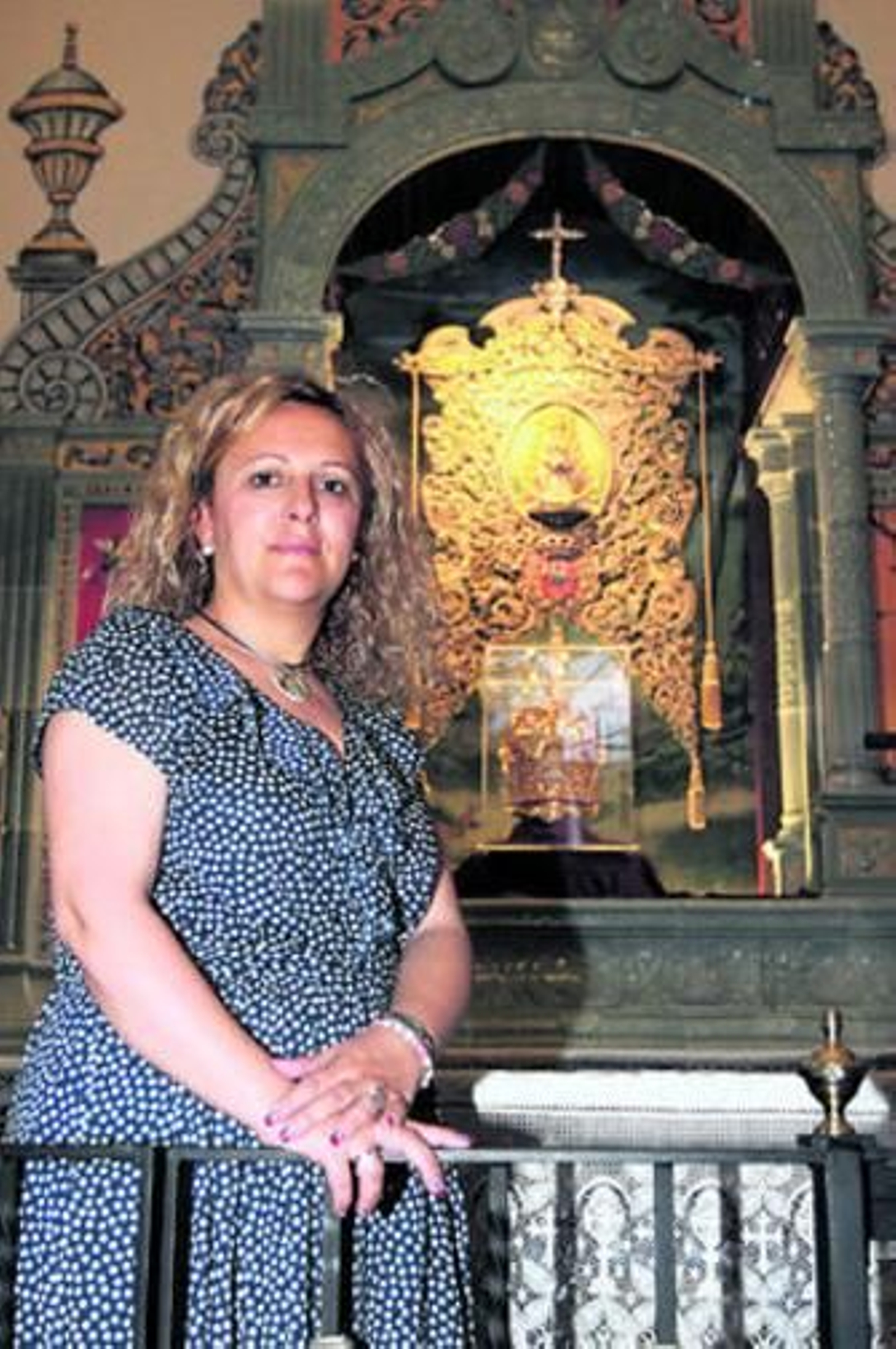 María de la Cinta, hermana mayor de la Hermandad del Rocío de Huelva, junto a su Simpecado.