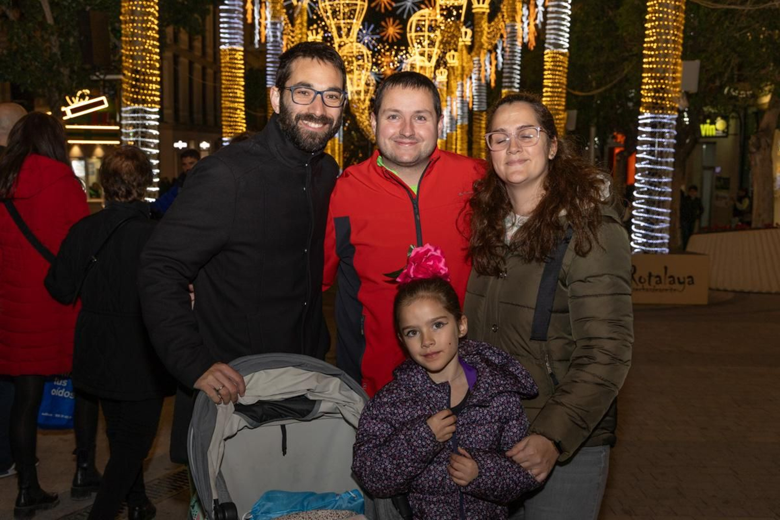 Los jienenses disfrutan de la magia de la Navidad recorriendo sus calles