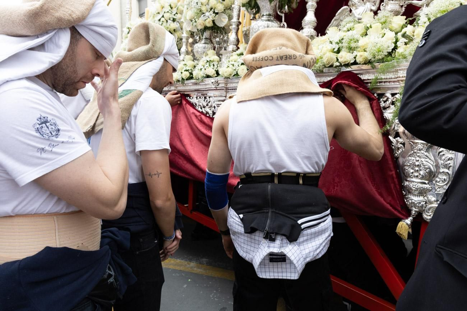 Los jiennenses se echan a la calle para presenciar la primera de las procesiones de la jornada: la Borriquilla (I)