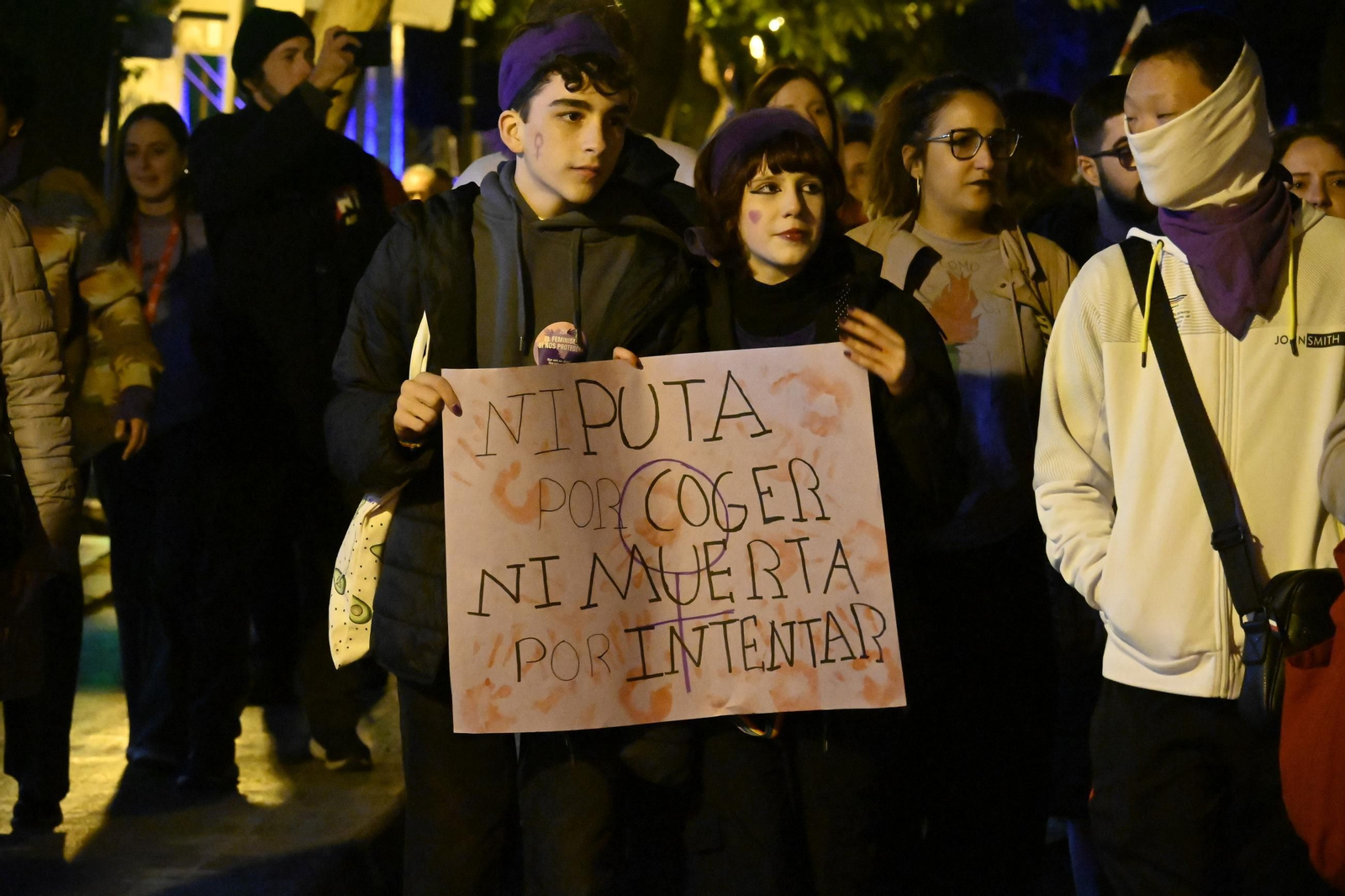 Imágenes de la manifestación con motivo del 25N en Huelva