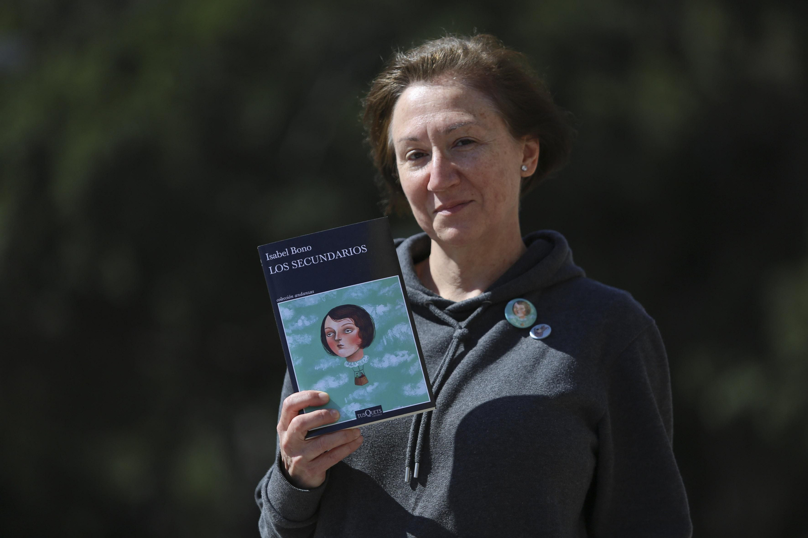La escritora Isabel Bono con su nuevo libro, 'Los secundarios'. La escritora Isabel Bono con su nuevo libro, 'Los secundarios'.