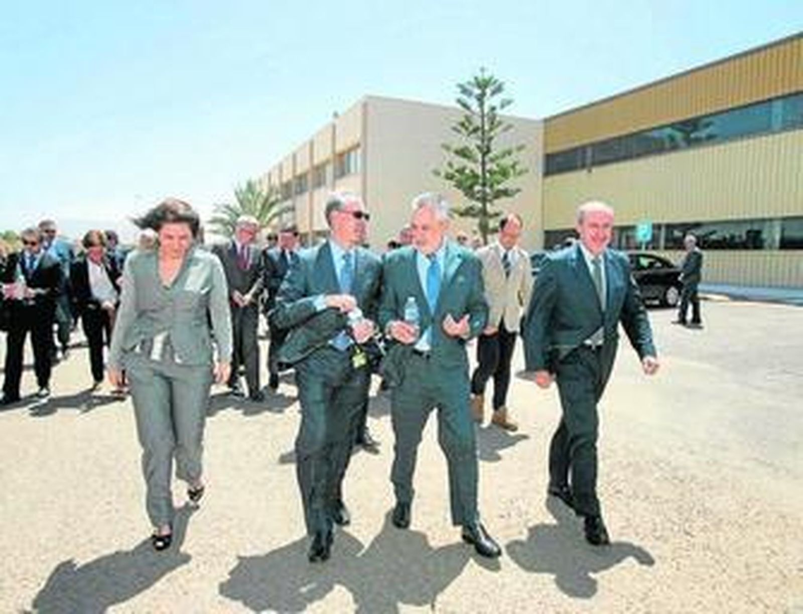 Carmen Crespo, Javier Deleyto,Jose Antonio Griñán y José Rebollo pasean por las instalaciones de Michelin.