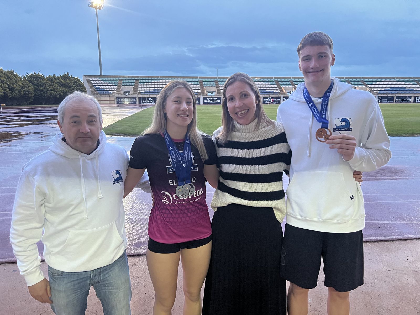 La edil de deportes de El Ejido junto a los nadadores del Club Mare Nostrum Diana María Valean y Alejandro Montoya.