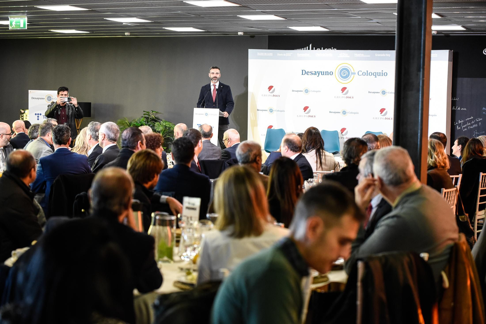 Imágenes del Desayuno Coloquio "Enomía azul, claves para el desarrollo sostenible" organizado por el Grupo Joly