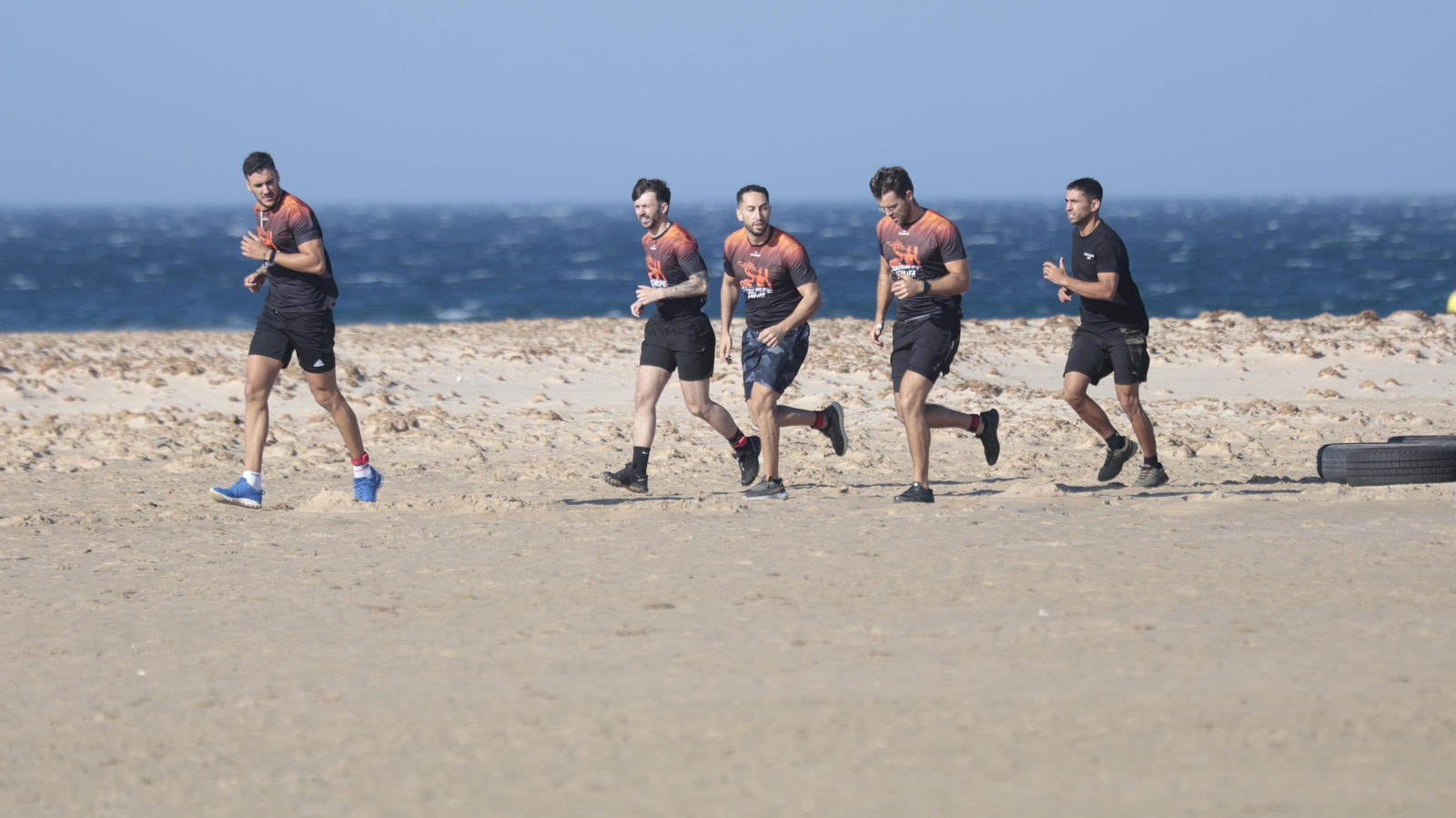 Carrera de obstáculos Adrenaline Race, en la playa de los Lances, en imágenes