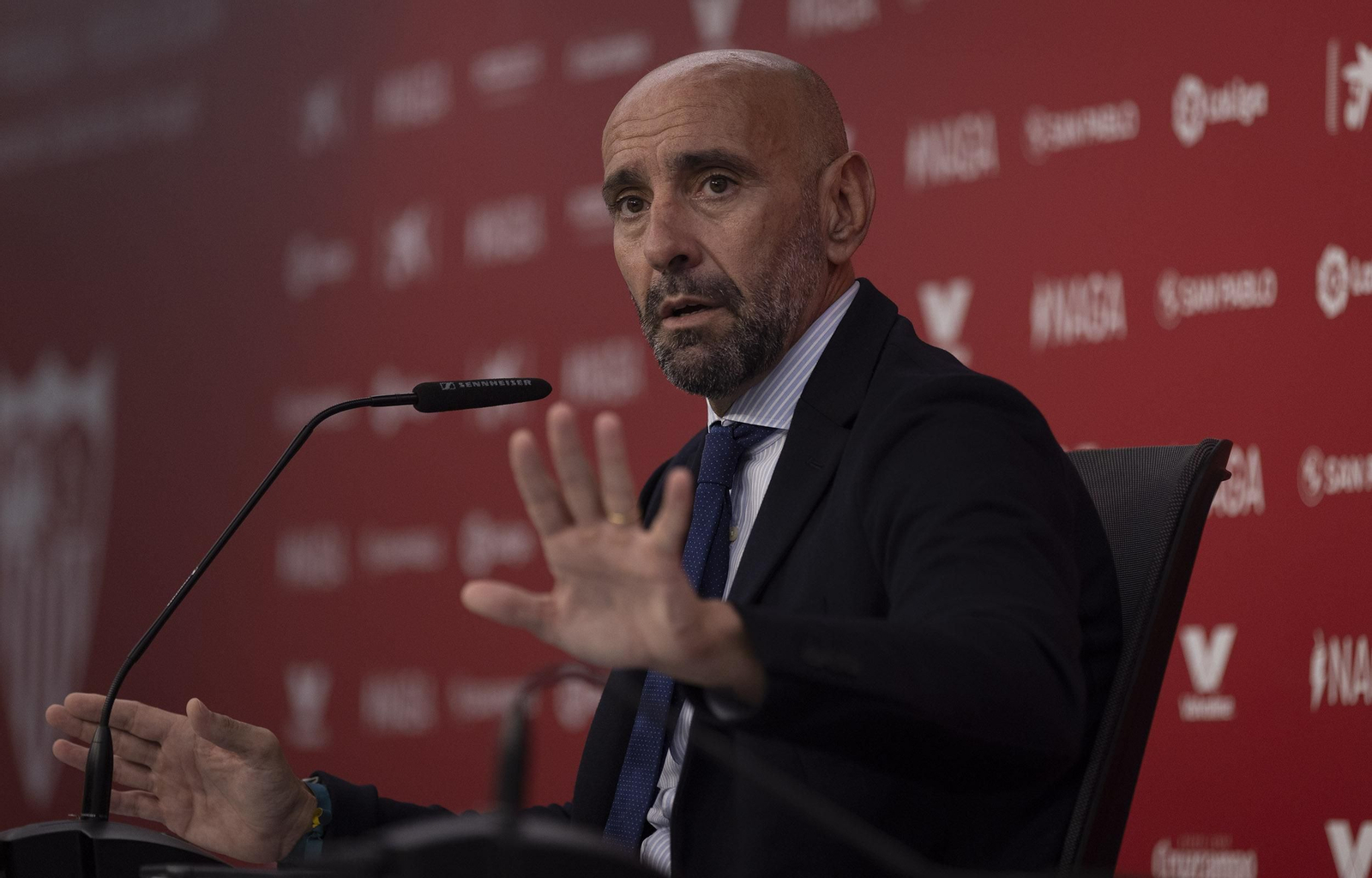 Monchi parece pedir paciencia en una rueda de prensa en el estadio.