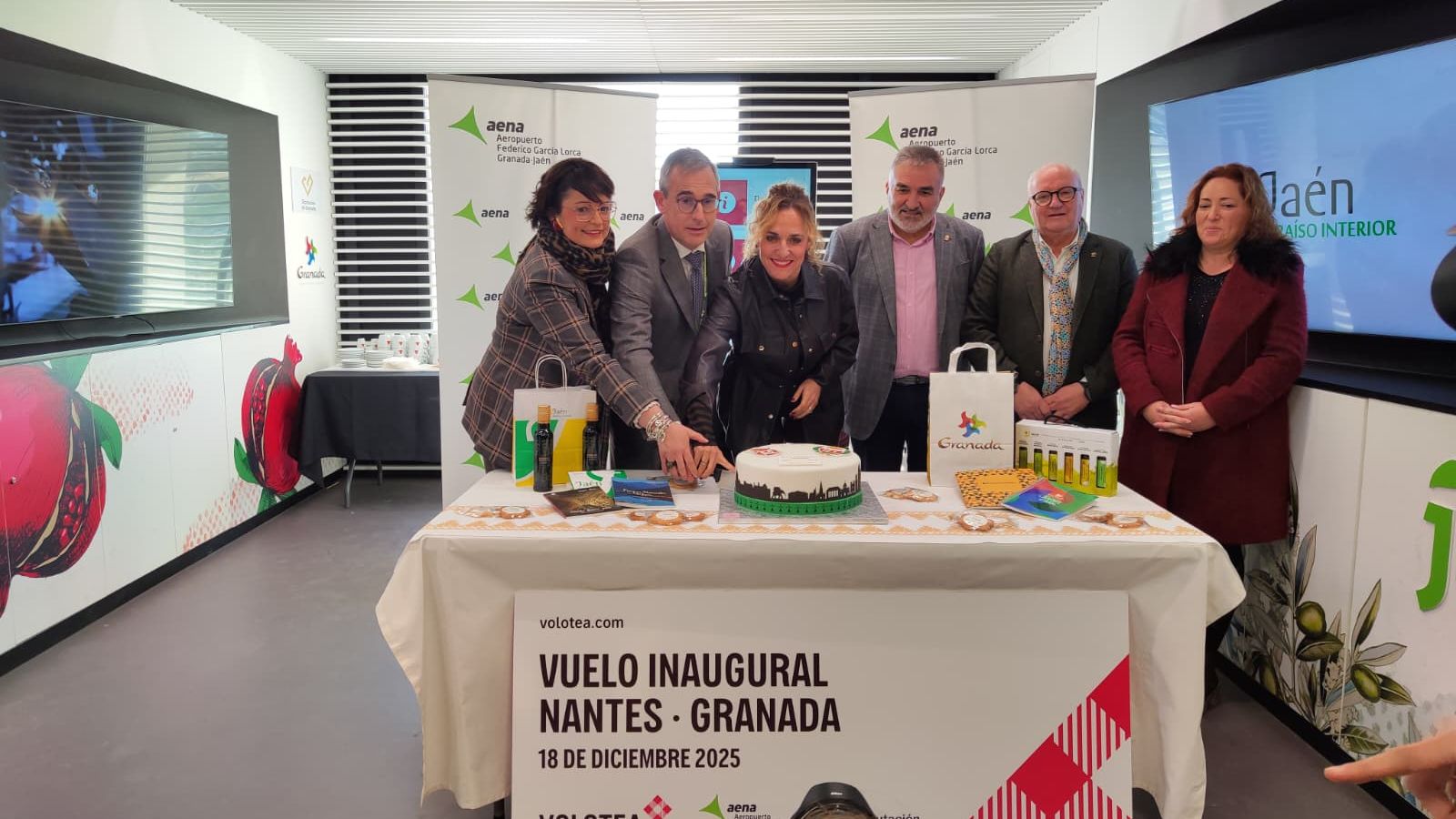 Momento del corte de la tarta por parte de las instituciones tras el aterrizaje del vuelo