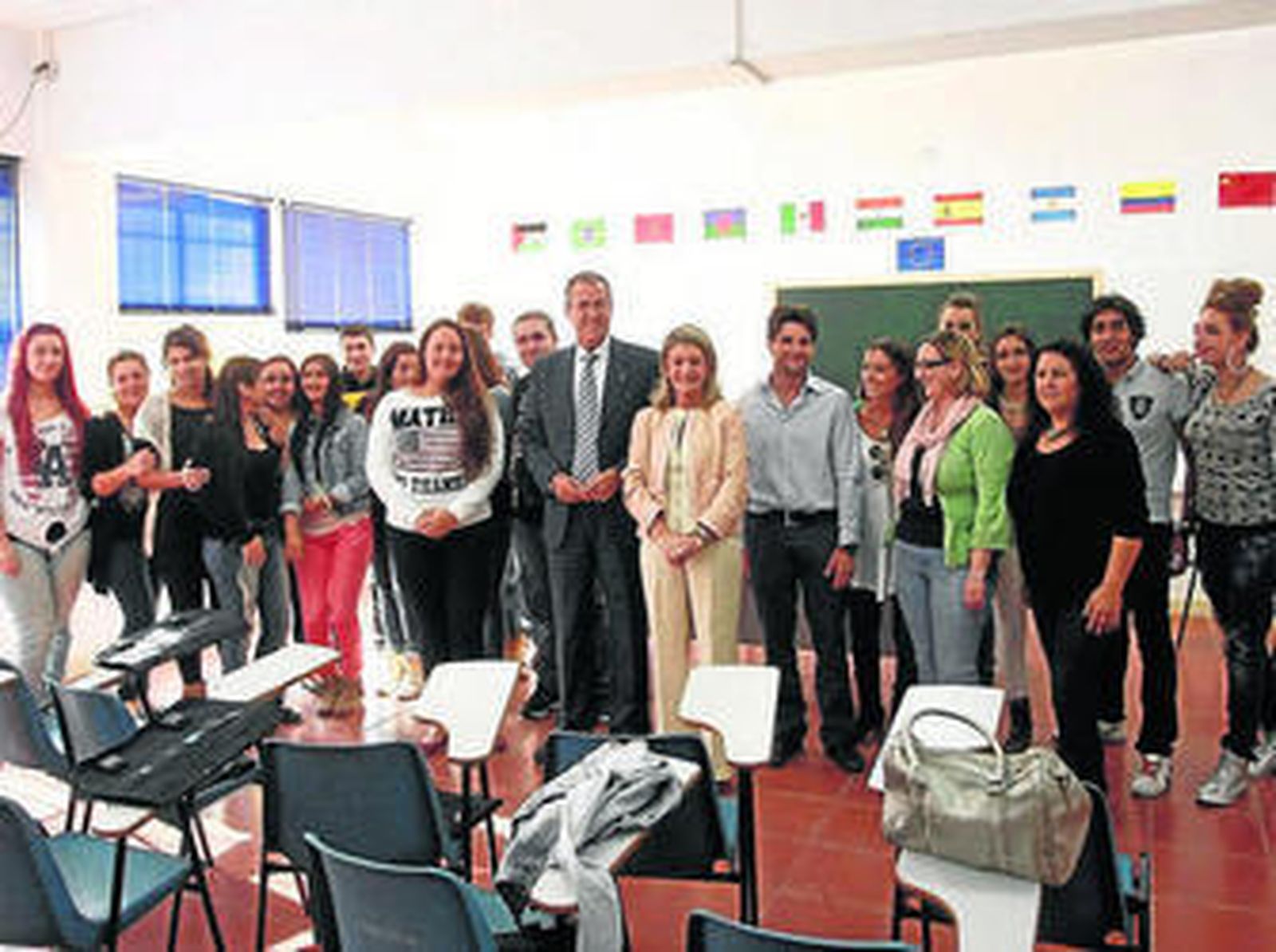 Profesores y alumnos del curso, junto a los representantes políticos.