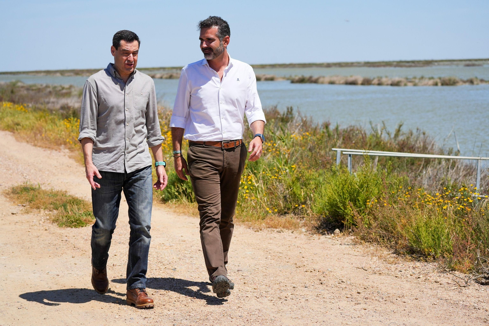 Ramón Fernández-Pacheco con Juanma Moreno en su visita a Veta la Palma.