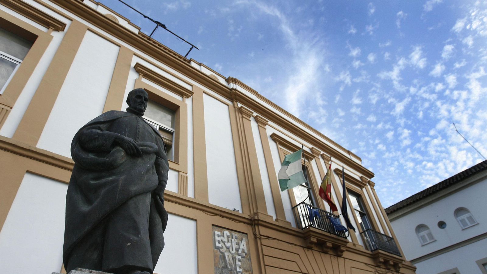 Monumento a Góngora, en la plaza de la Trinidad. Monumento a Góngora, en la plaza de la Trinidad.