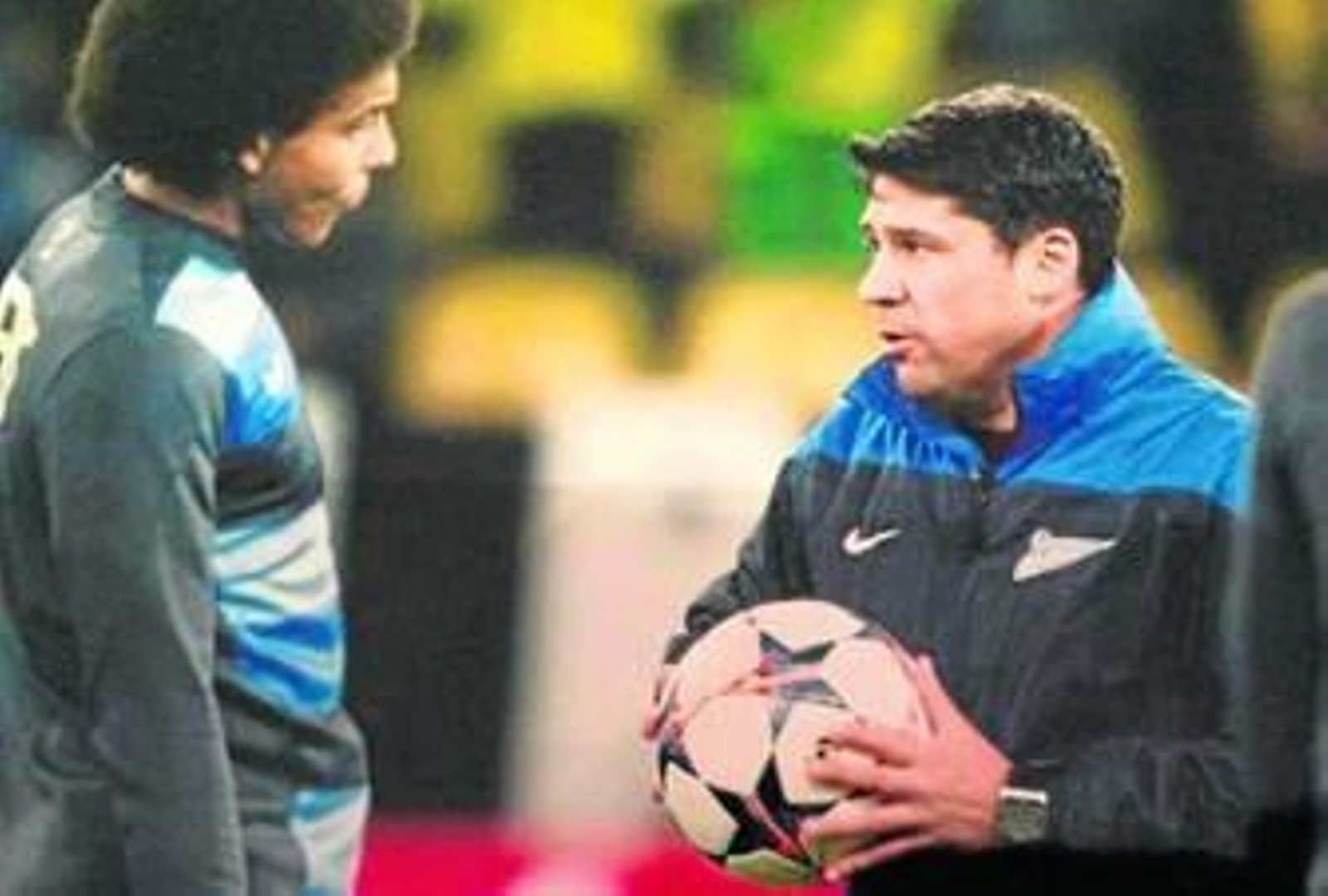 El belga Witsel atiende a las explicaciones de Dani Pastor en una sesión de entrenamiento.