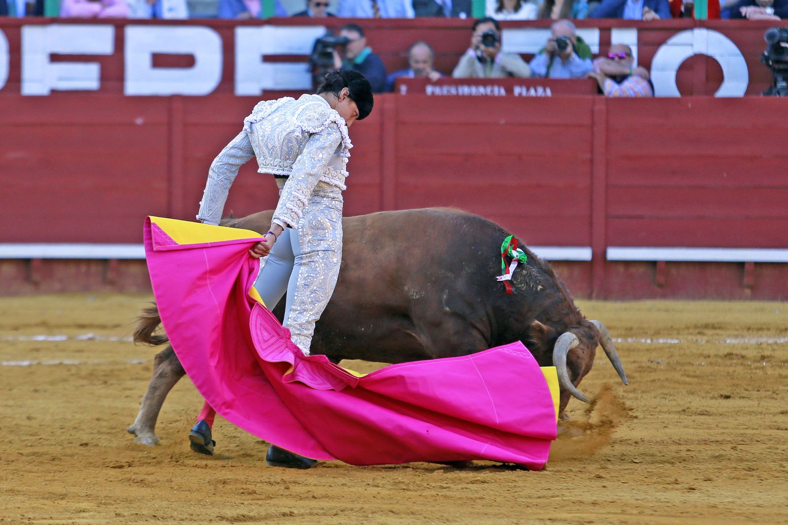 Imágenes de la faena de "El Fandi", Manzanares y Roca Rey en el coso jerezano