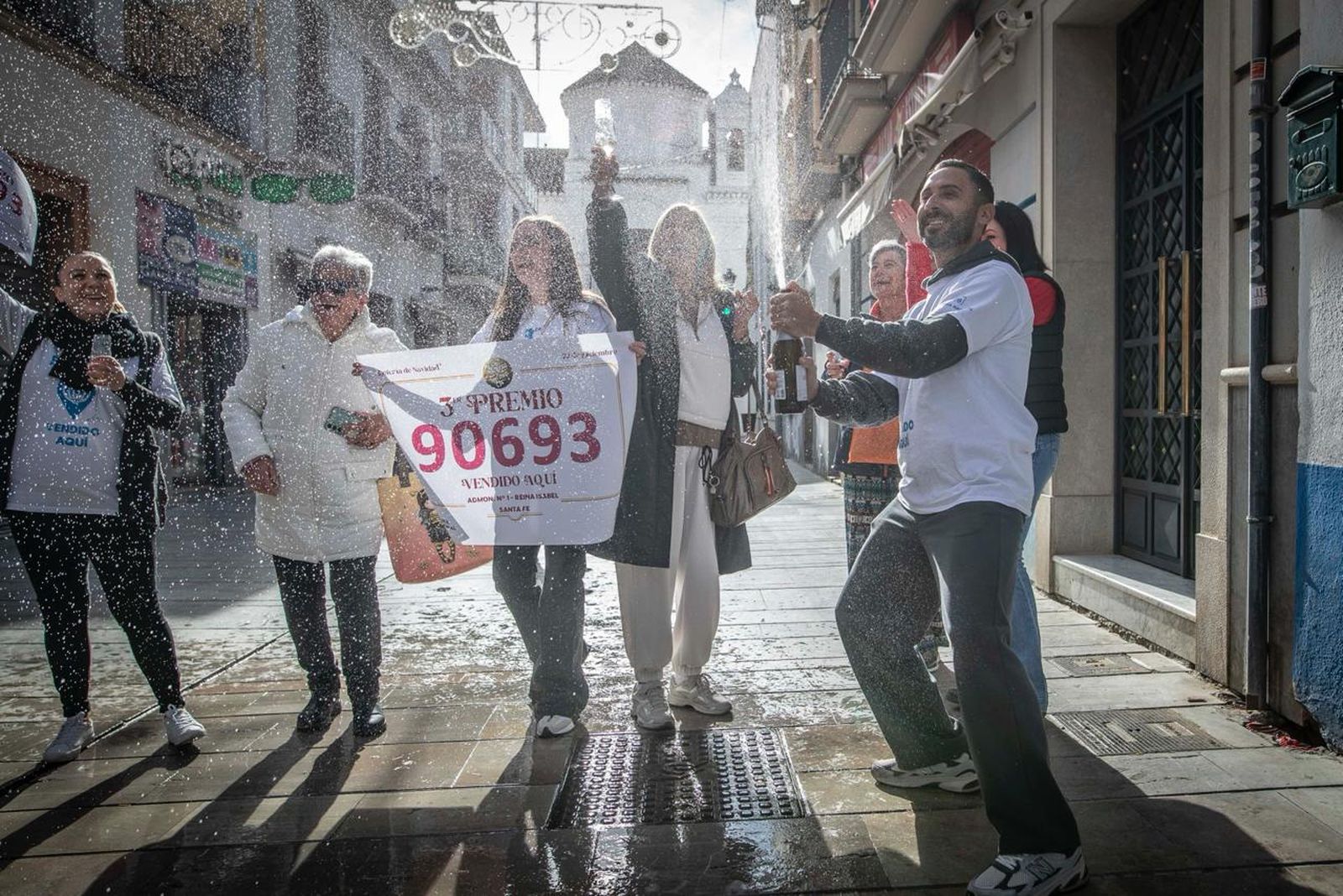 Las imágenes de la euforia en Santa Fe tras los 25 millones que deja la Lotería de Navidad