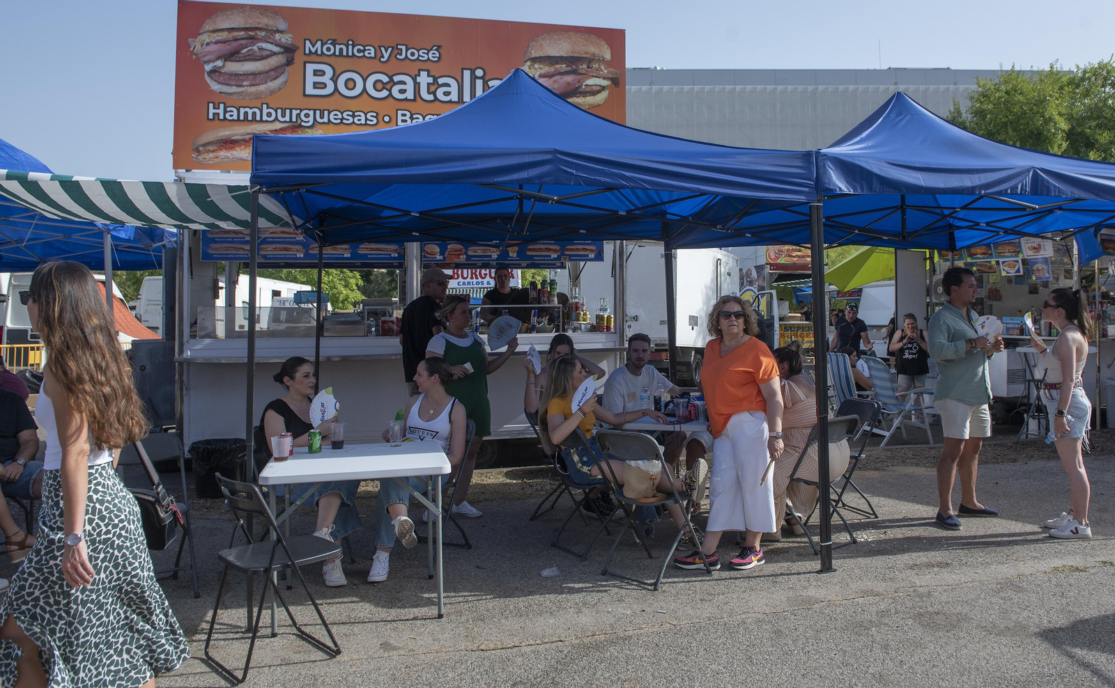 Calor y buen ambiente en la entrada del concierto de Manuel Carrasco
