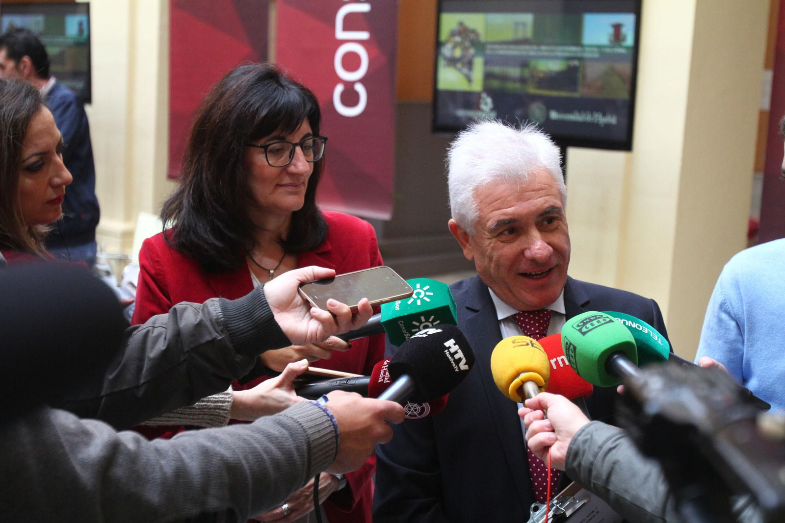 Imágenes de la presentación del estudio sobre 'El impacto económico, social y cultural de la UHU en la provincia'