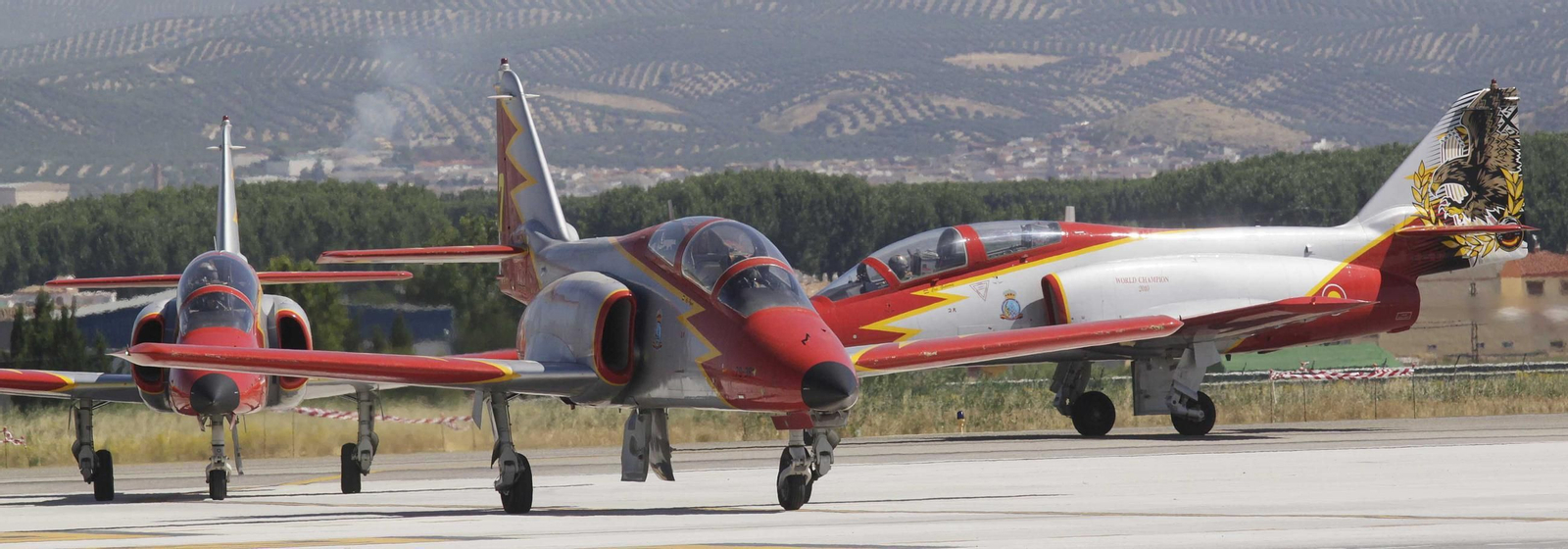 Espectaculares fotos de las acrobacias de la Patrulla Águila: cuatro décadas surcando los cielos