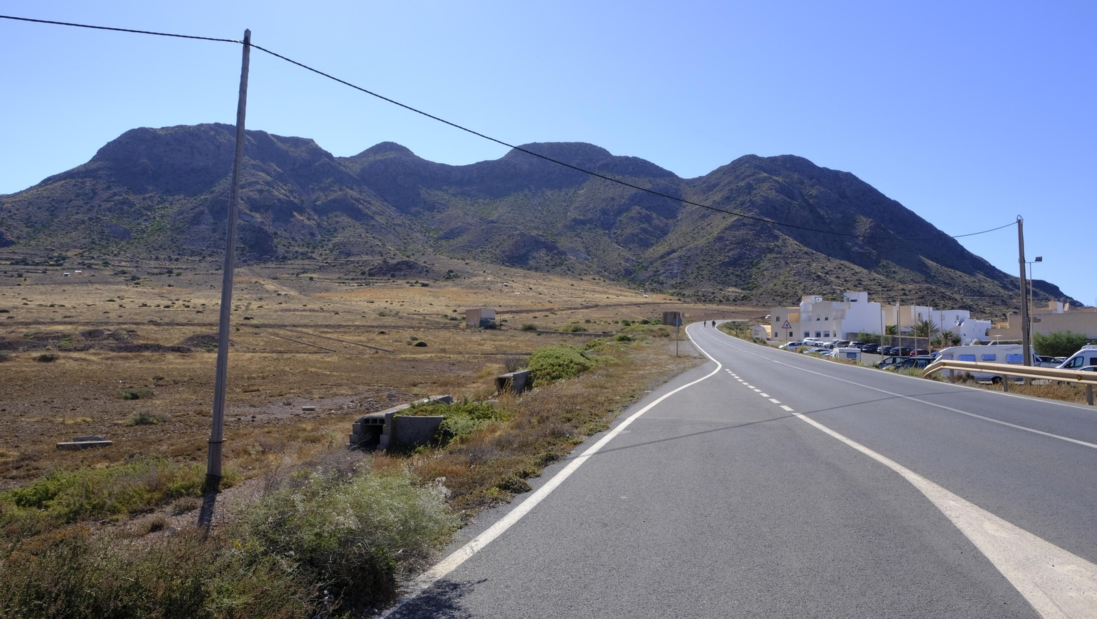 Imágenes de la cadena humana contra la desecación de Las Salinas de Cabo de Gata. Almería