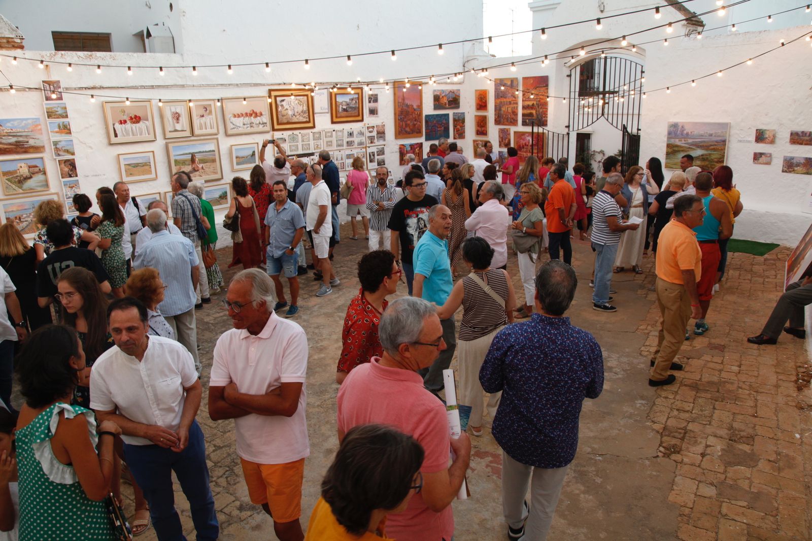 Cientos de cuadros cuelgan de las paredes en las calles de Ayamonte.