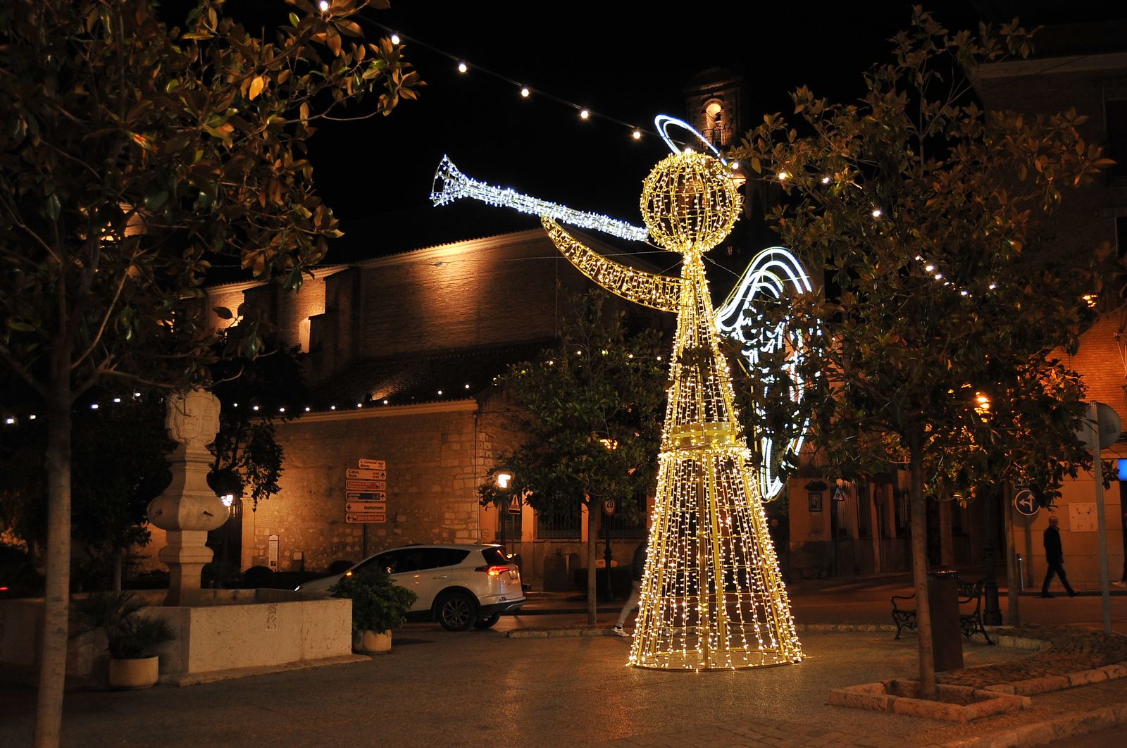 Calle de Lucena alumbrada por la Navidad.