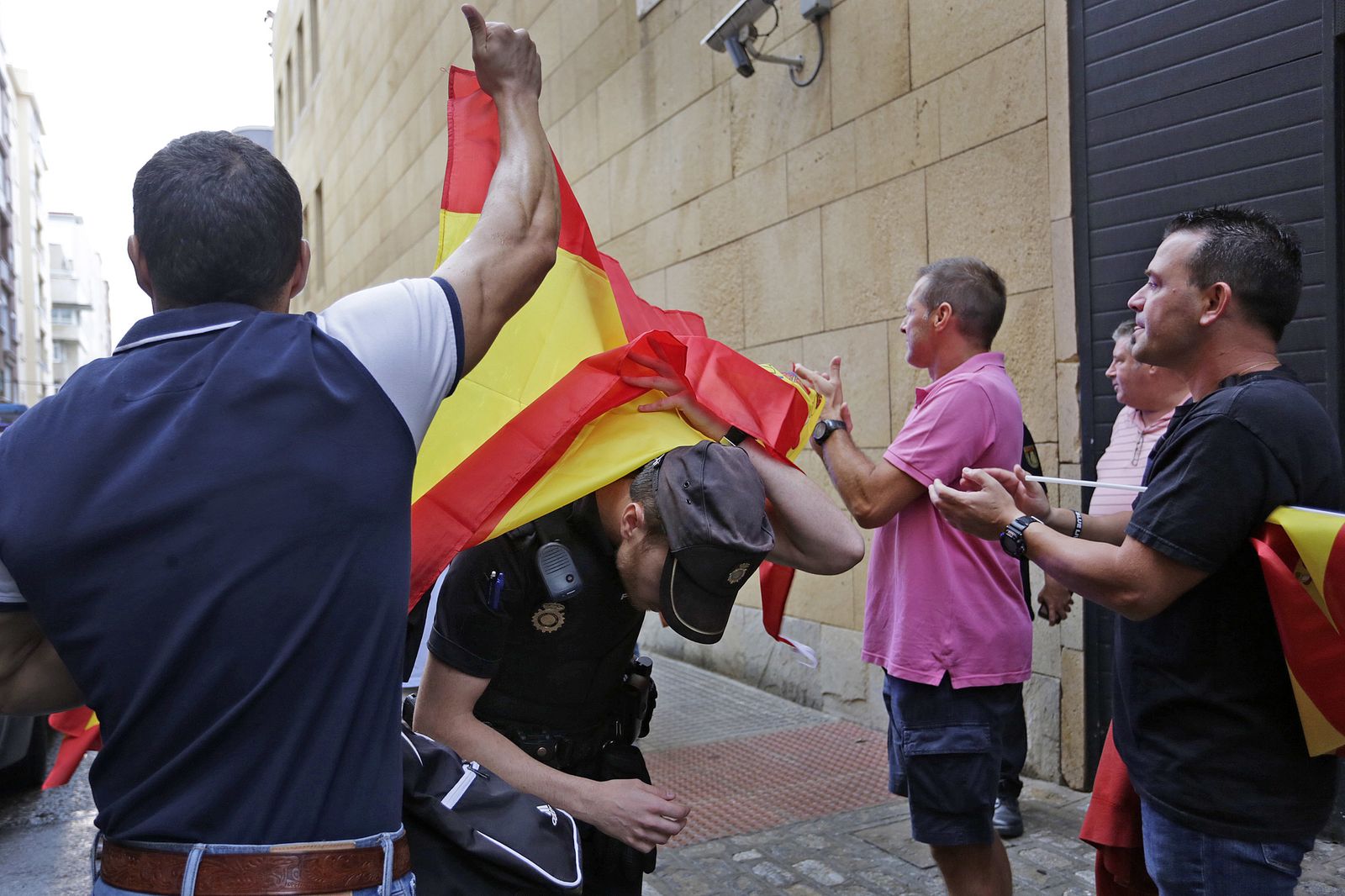 Despedida a los agentes de la Policía Nacional que se suman al dispositivo del 1-O