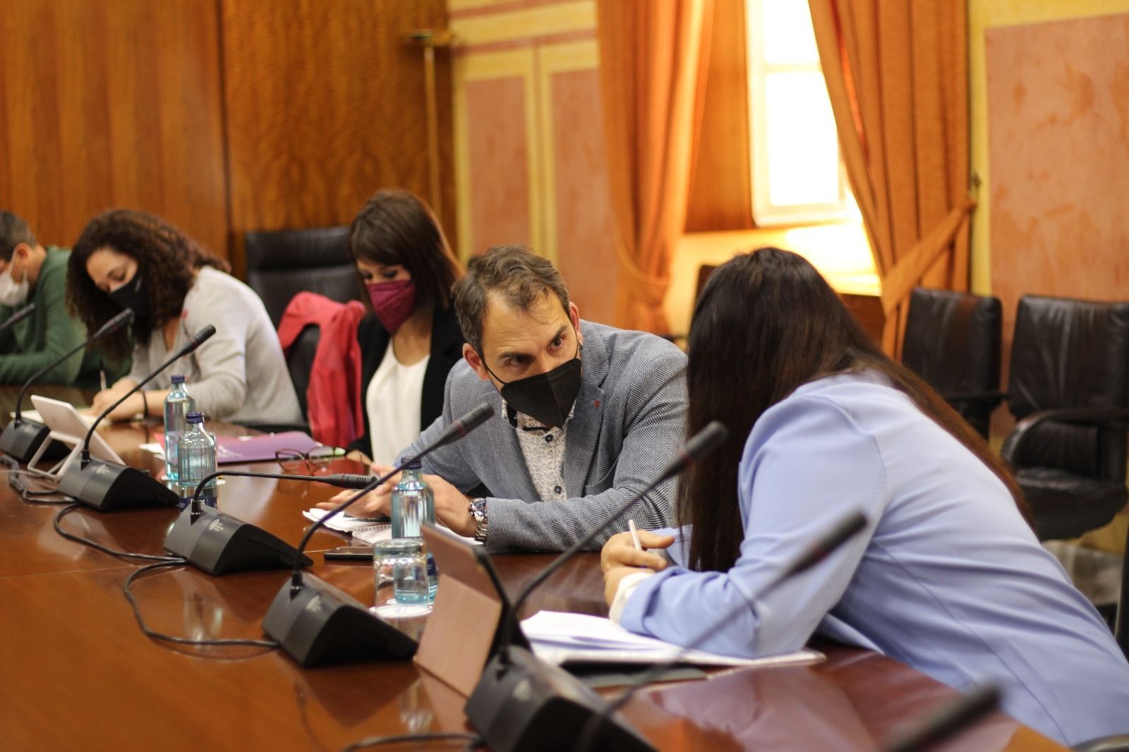 Martina Velarde y Toni Valero en un acto en el Parlamento.