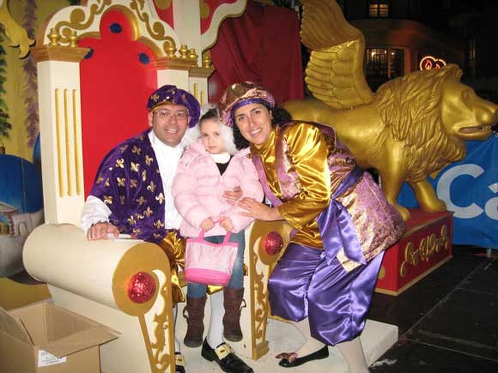 El Paje Real finaliza su misión en Cádiz tras haber recogido las cartas que los niños han redactado para los Reyes Magos.