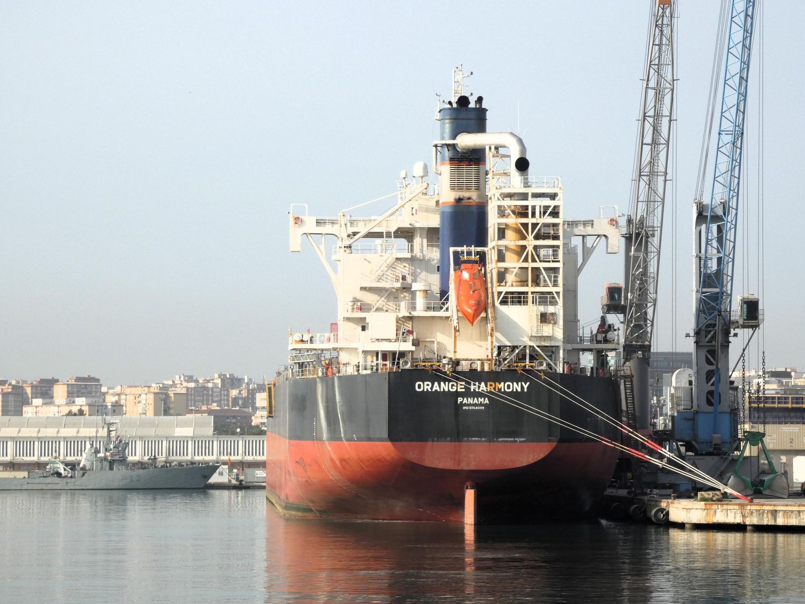 Buque 'Orange Harmony' mostrando en Málaga su columna de lavado de gases.