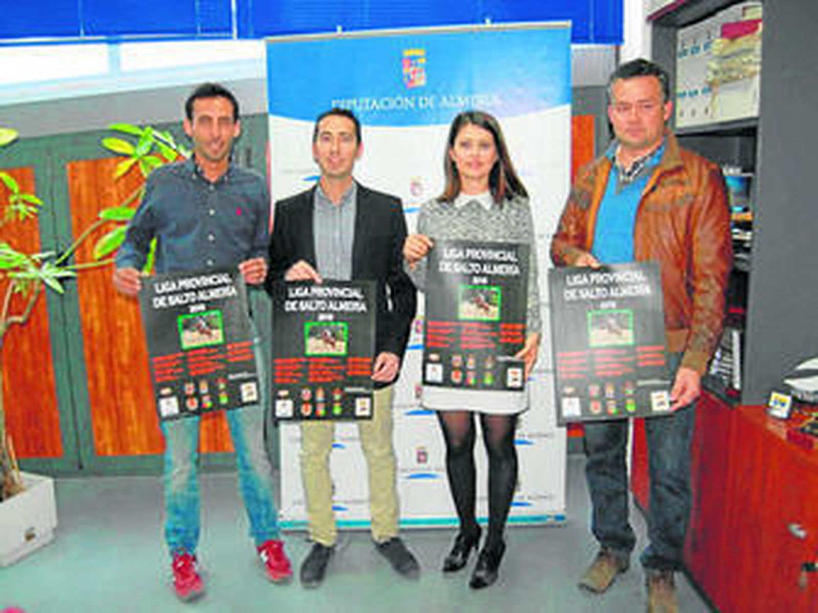 Ángeles Martínez, diputada de Deportes, con los organizadores del campeonato.