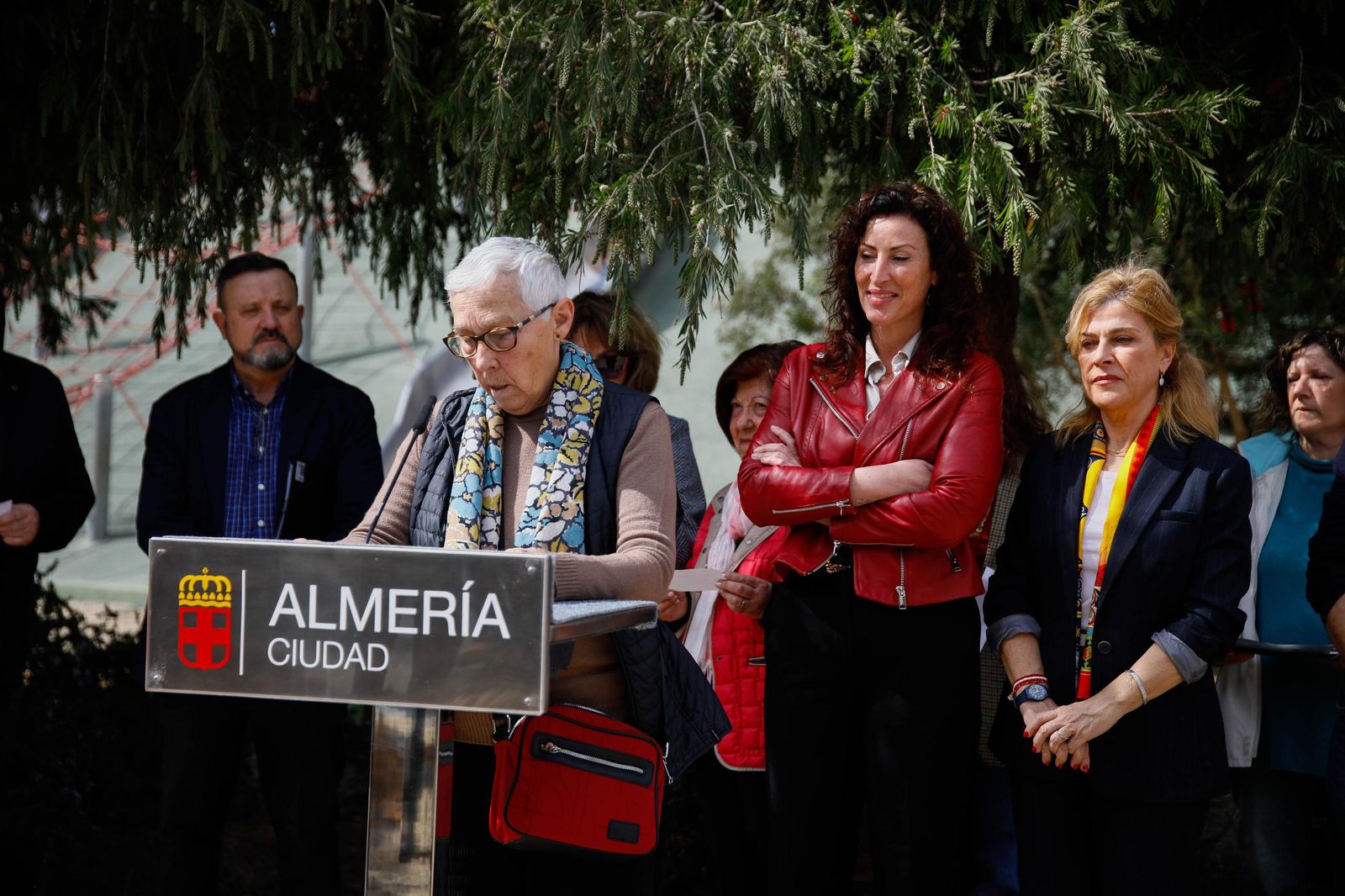 Las imágenes de la plantación de un olivo y el entierro de una cápsula del tiempo