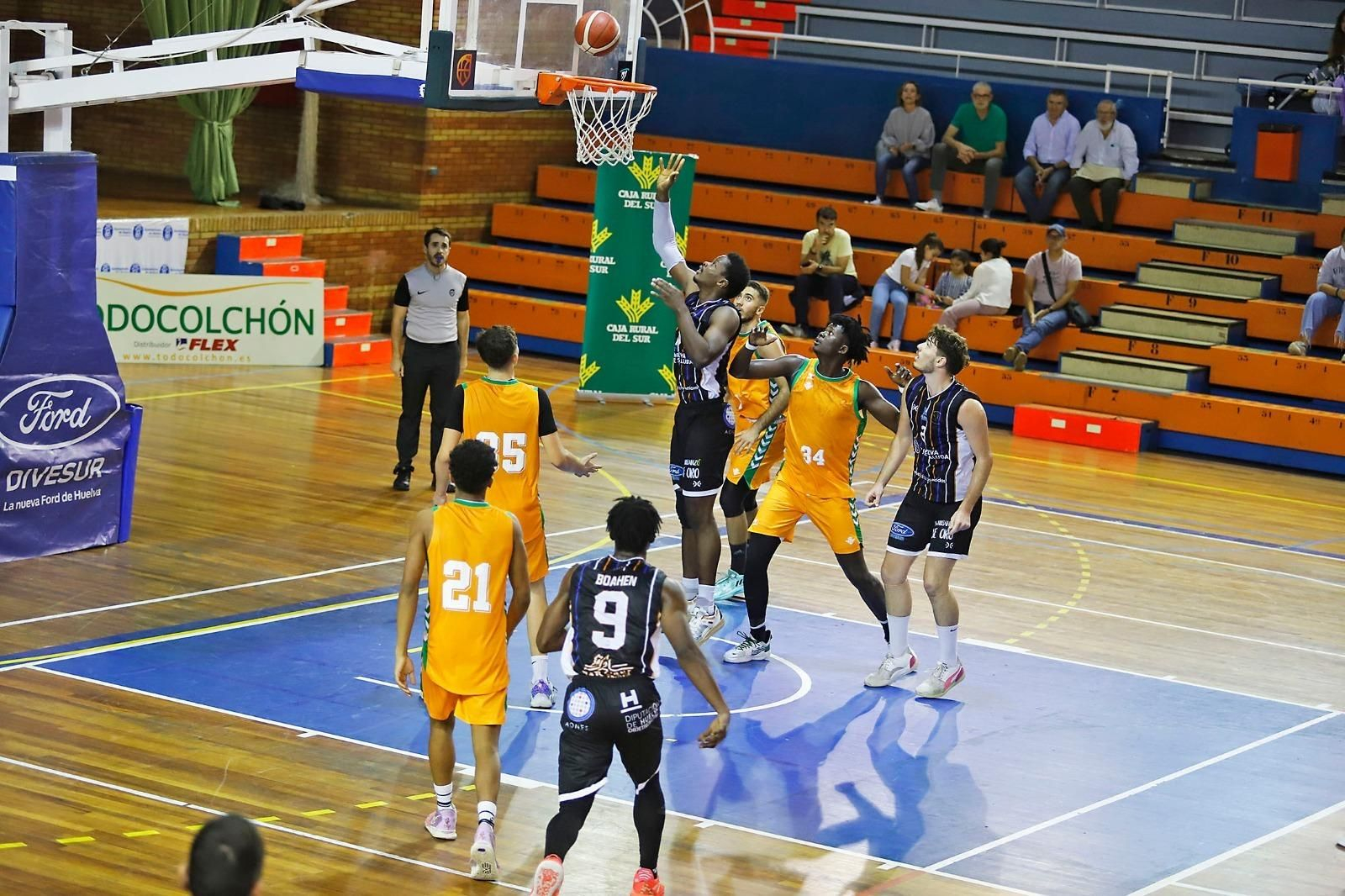 Fadika se dispone a anotar tras superar la defensa del Real Betis.