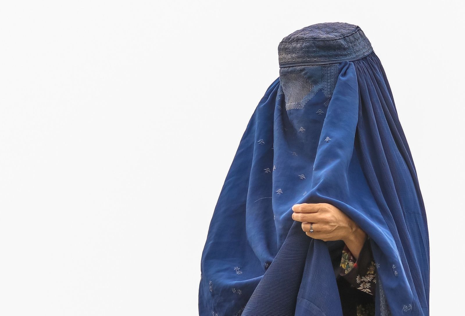 Una mujer con burka en un campo de refugiados en Kabul.