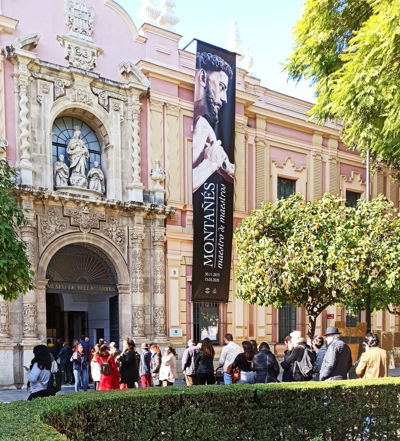 Fachada del Bellas Artes con la cartelería de la muestra de Montañés.