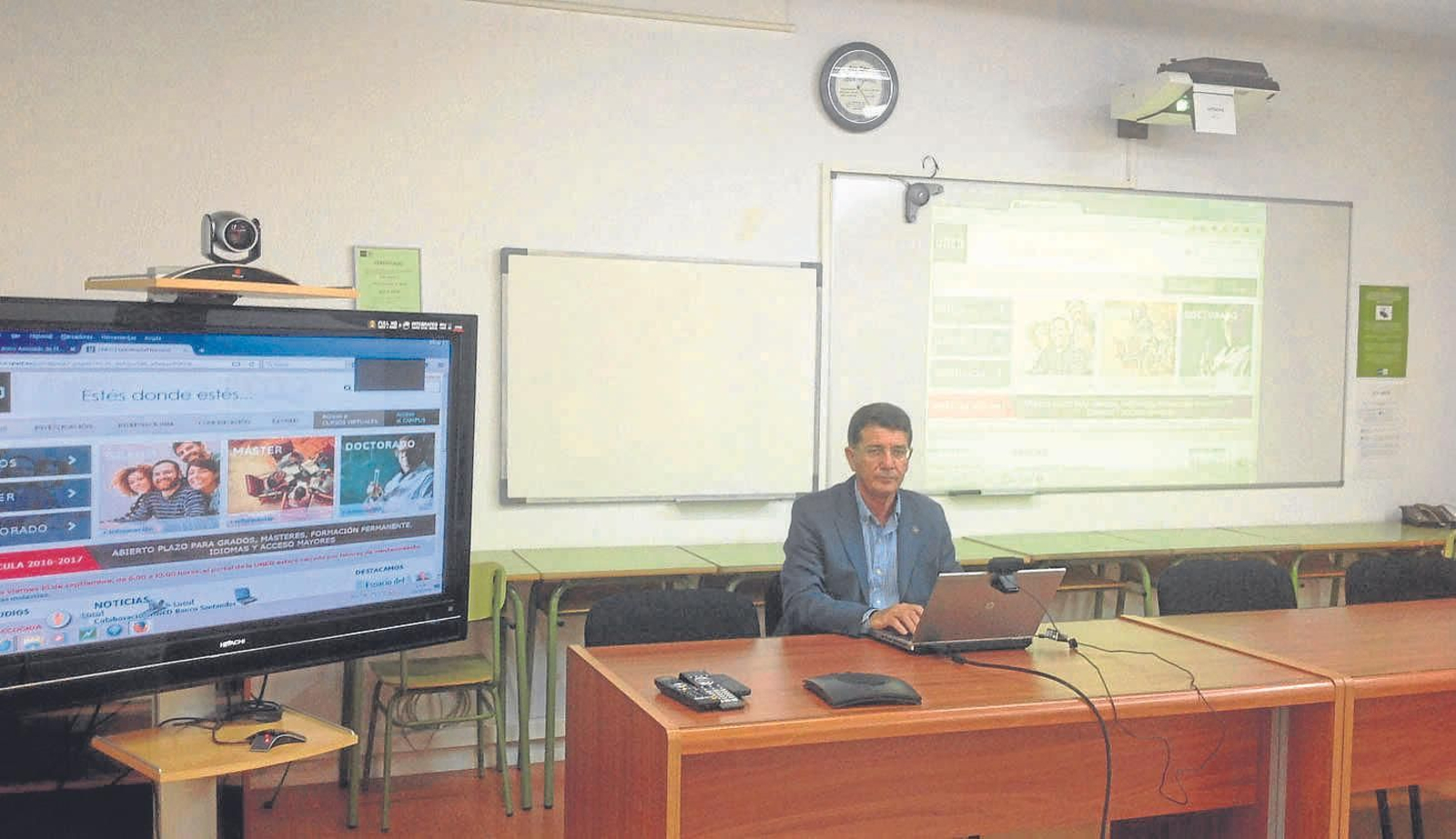 José Antonio Ruiz, director del centro UNED de Motril en un aula adaptada a este tipo de enseñanza basada en las nuevas tecnologías.