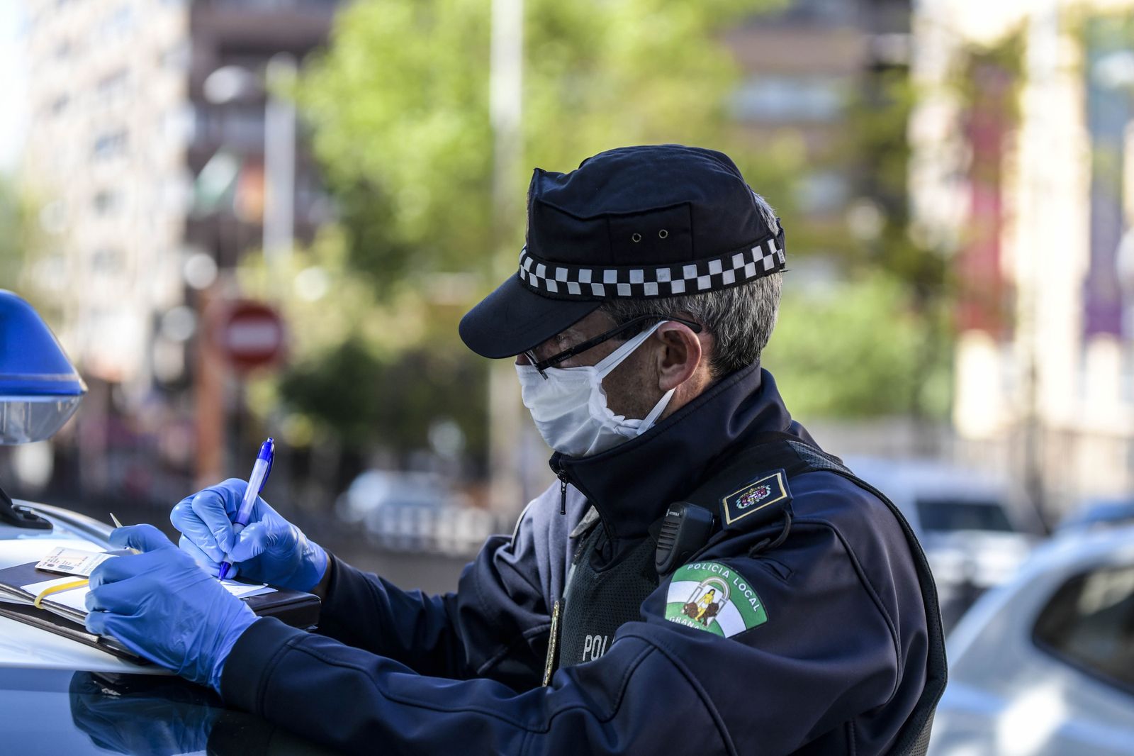 Imagen de archivo de un agente de la Policía Local de Granada.