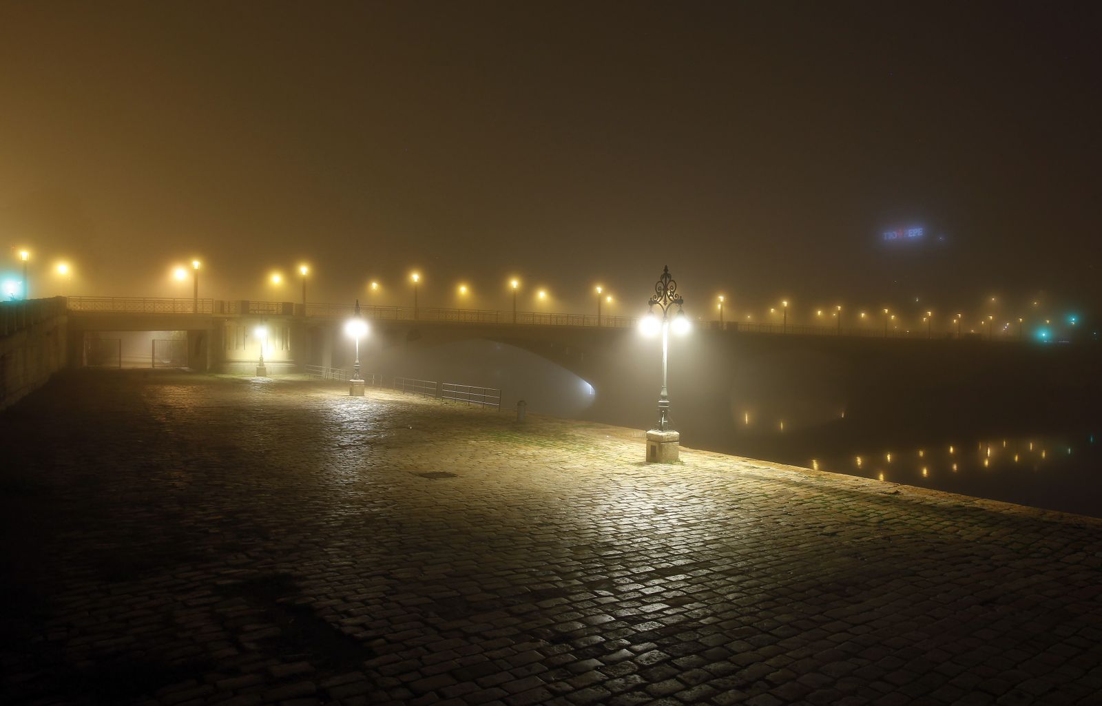 La niebla envuelve la noche sevillana
