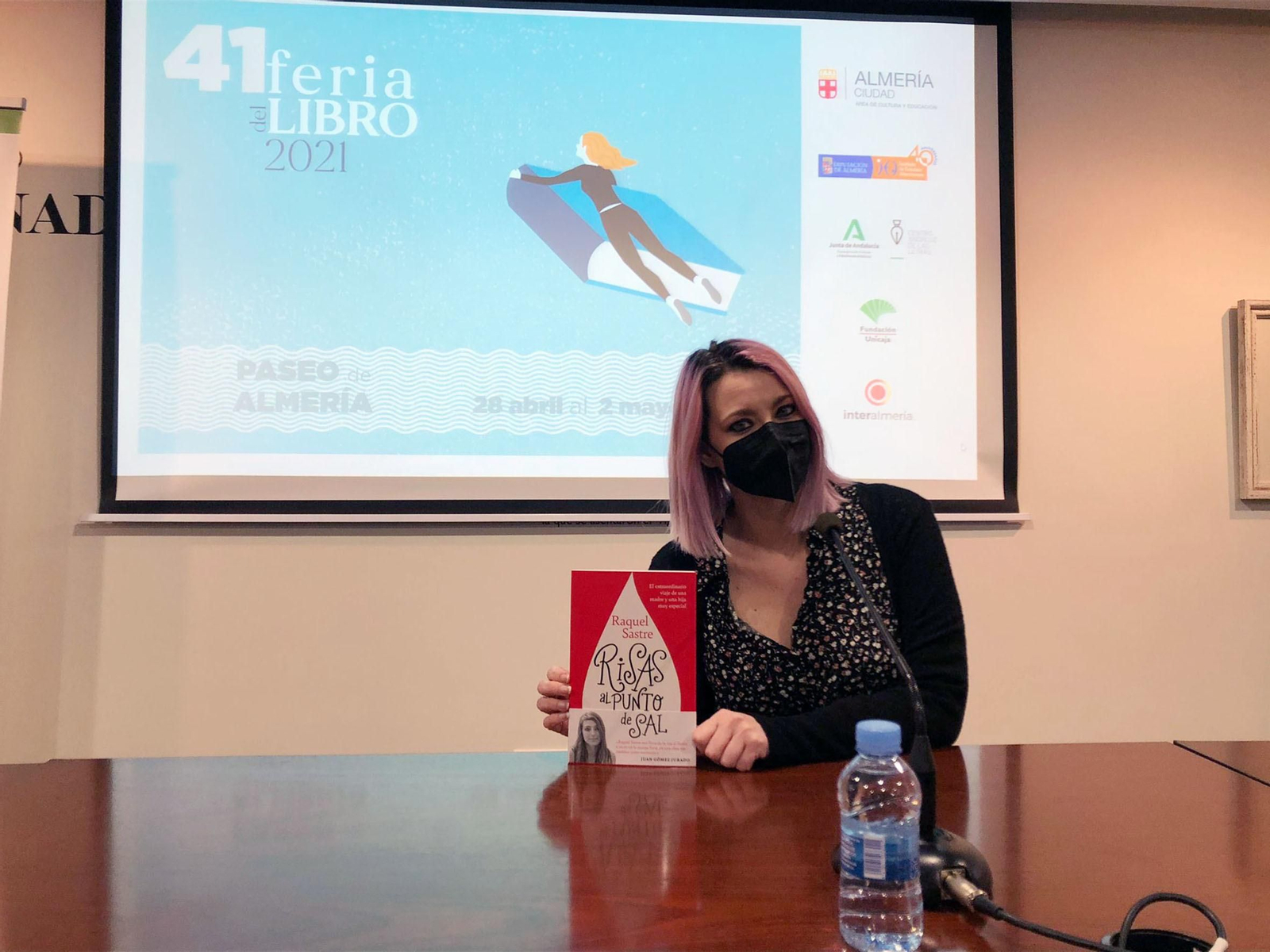 La humorista Raquel Sastre durante su participación en la Feria del Libro de Almería.