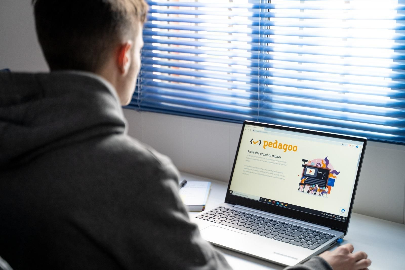 Un estudiante accede a la plataforma.