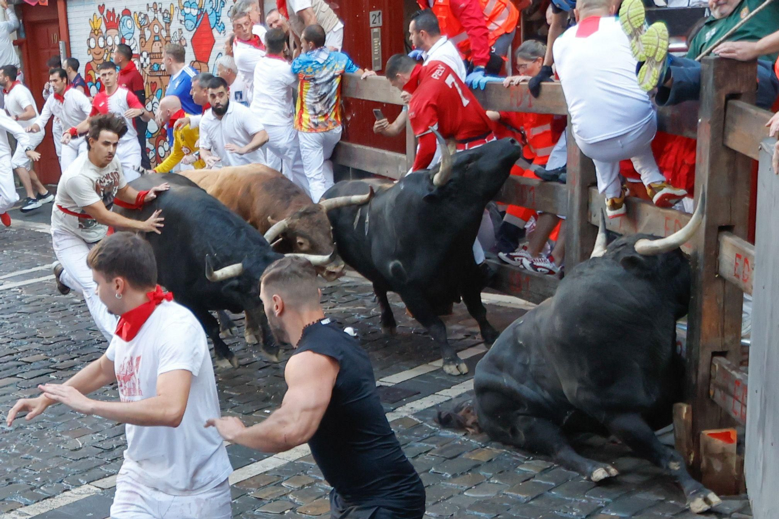 La bravura de Tarifa se hace notar en Pamplona: tres heridos en un encierro con toros de La Palmosilla