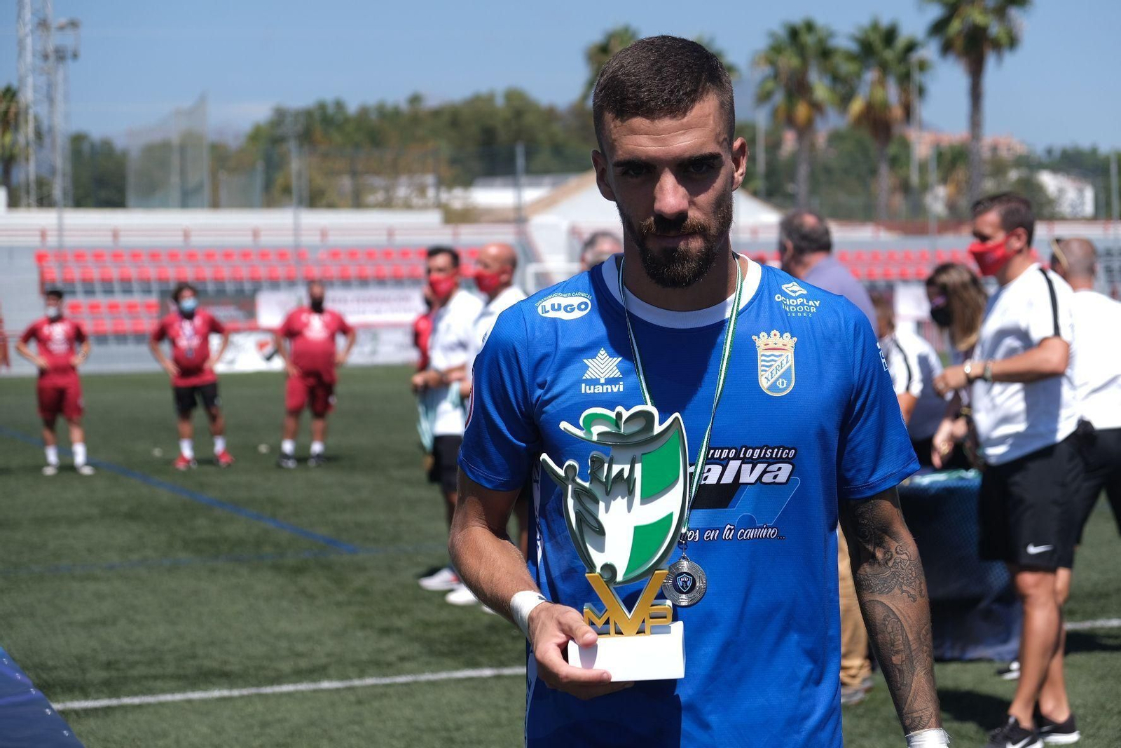 Juanito, con el trofeo a mejor jugador de la Copa RFAF.
