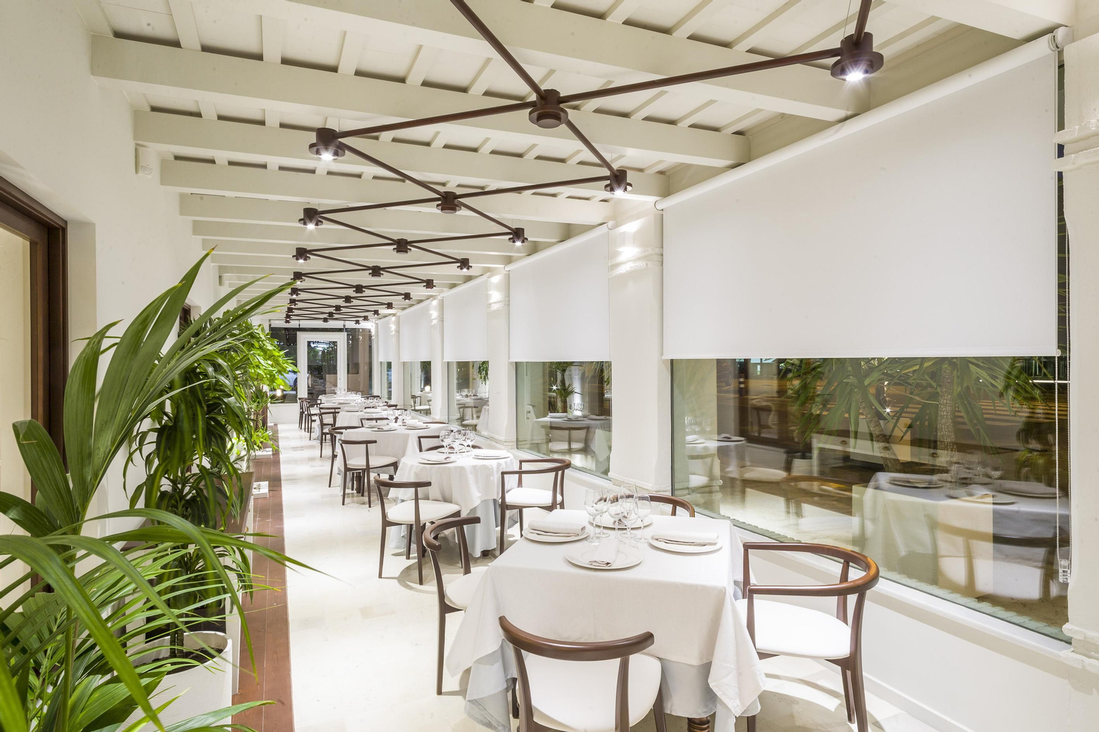 En la nueva terraza, completamente acristalada y con mucha luz natural, predomina el blanco.