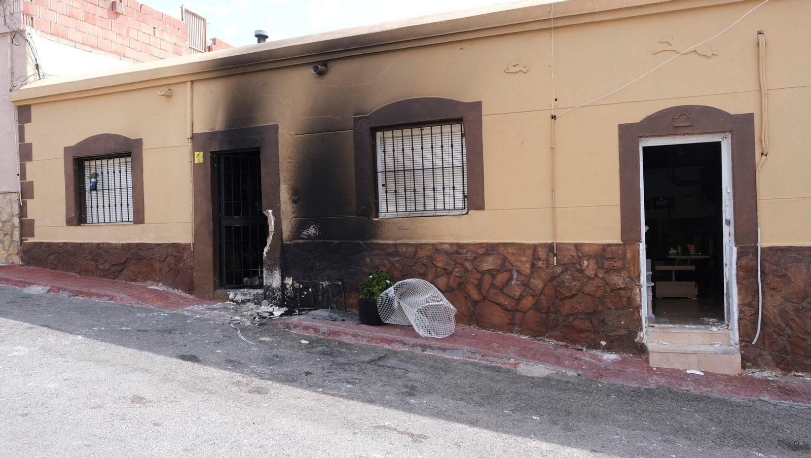 Imagen de archivo de una vivienda quemada en Puente del Río, donde murió una persona.