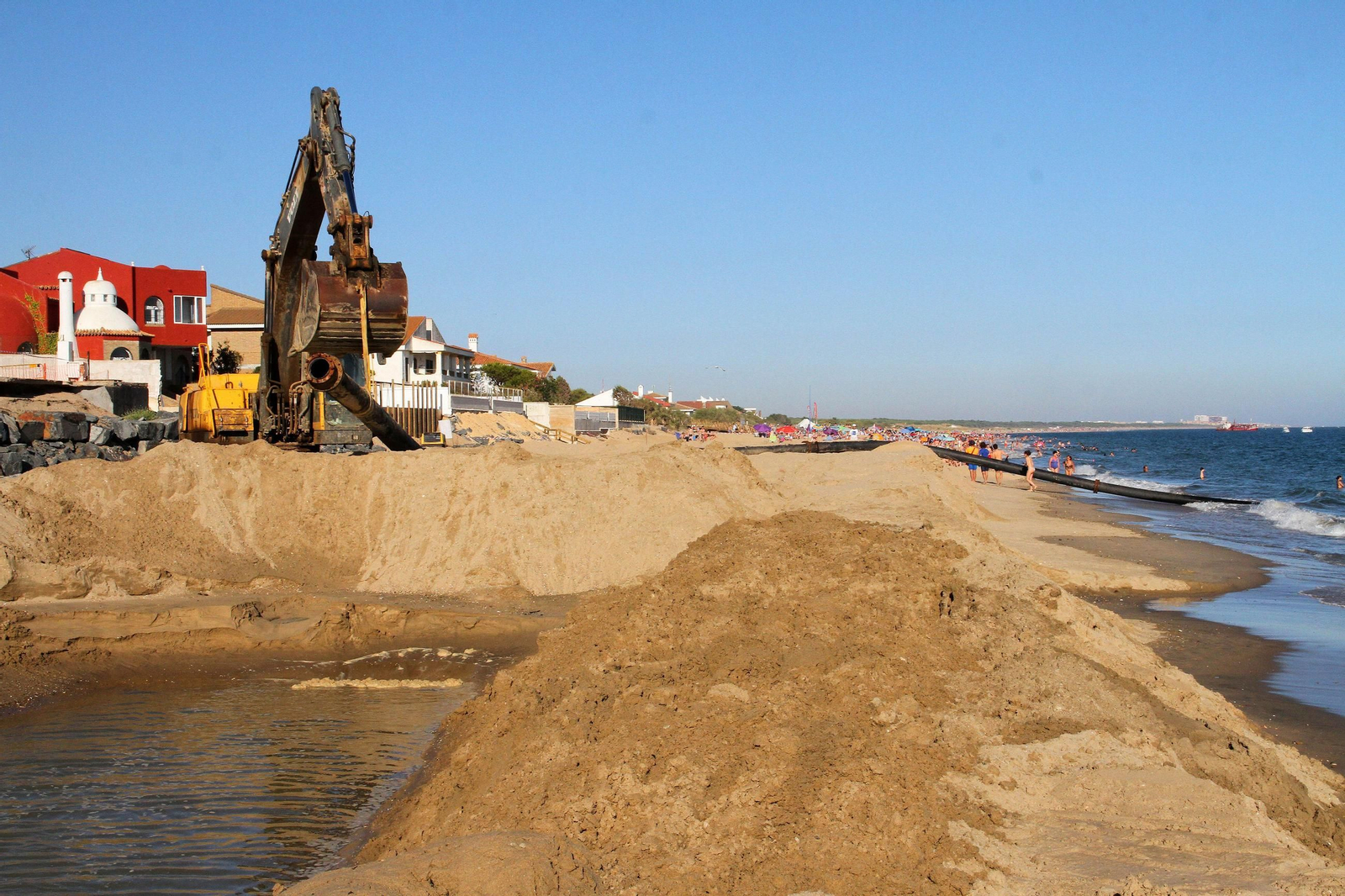 Una imagen de archivo de un dragado en la playa de El Portil.