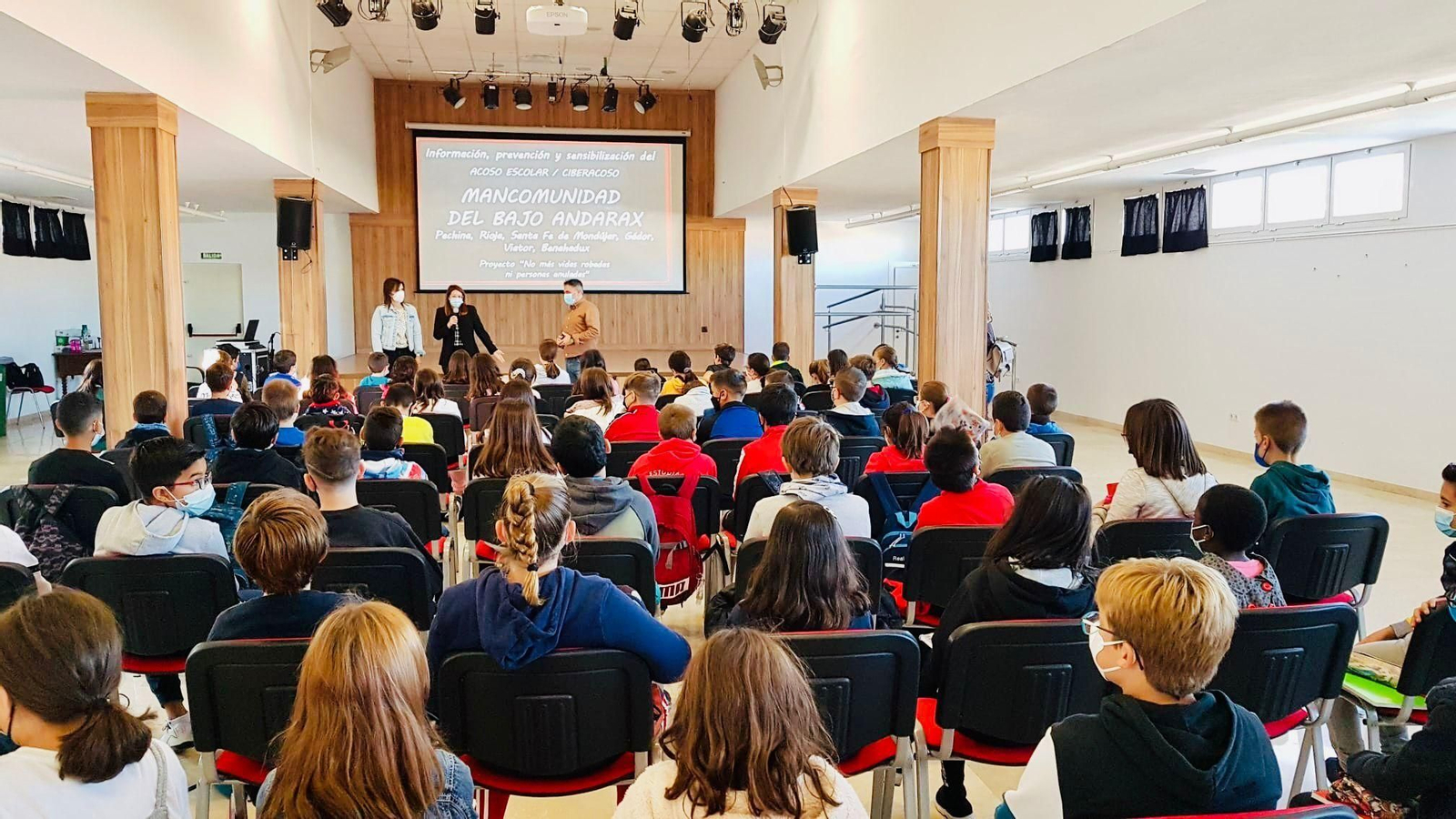 Acto de clausura de las charlas en el Salón Cultural de Benahadux.