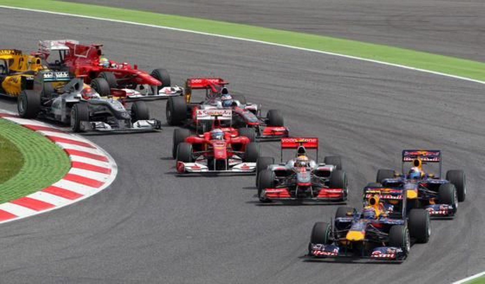 Fernando Alonso queda segundo en un Gran Premio dominado de principio a fin por el piloto de Red Bull Mark Webber. / Reuters