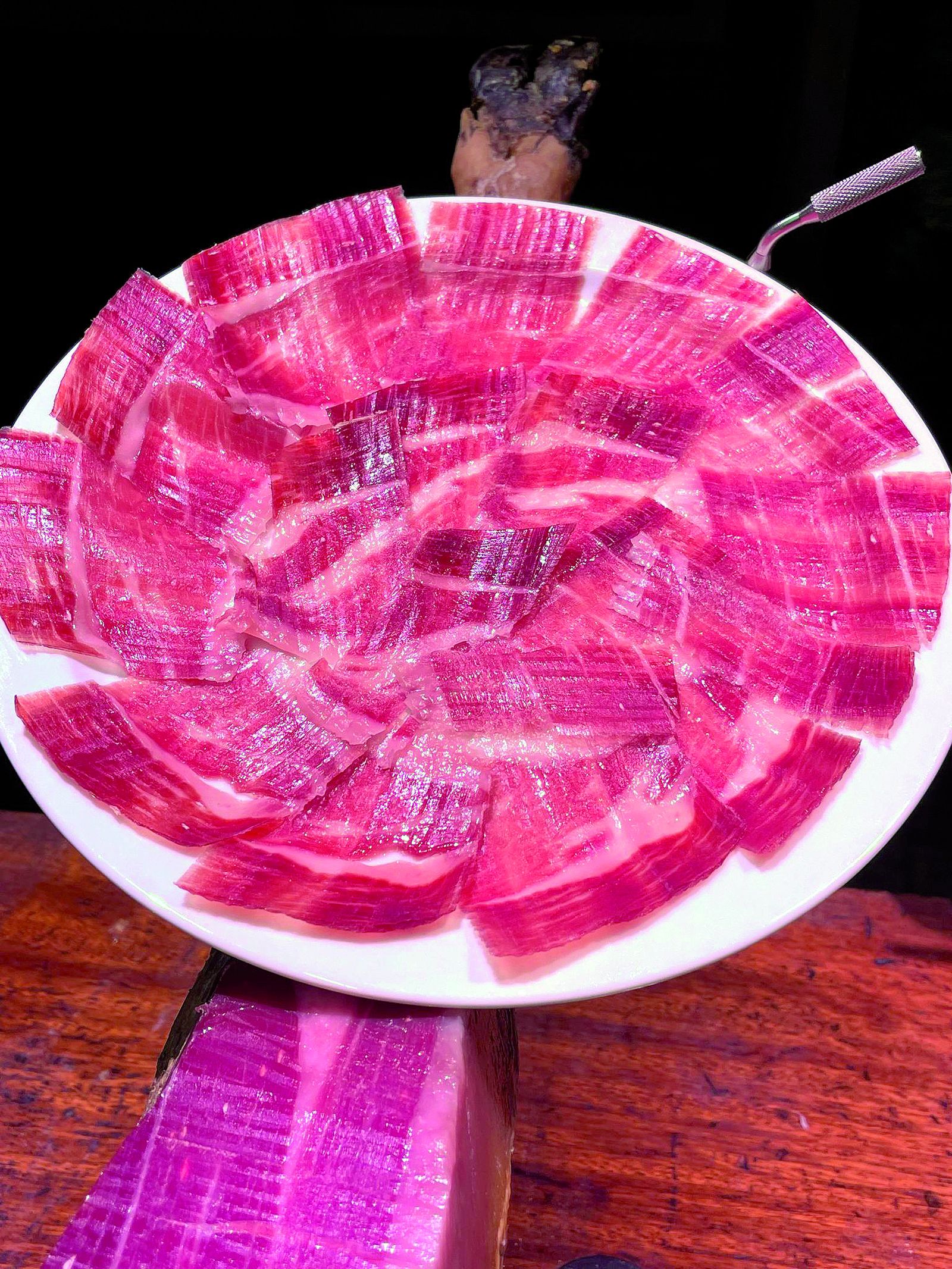 Plato de jamón en el  rincón sagrado